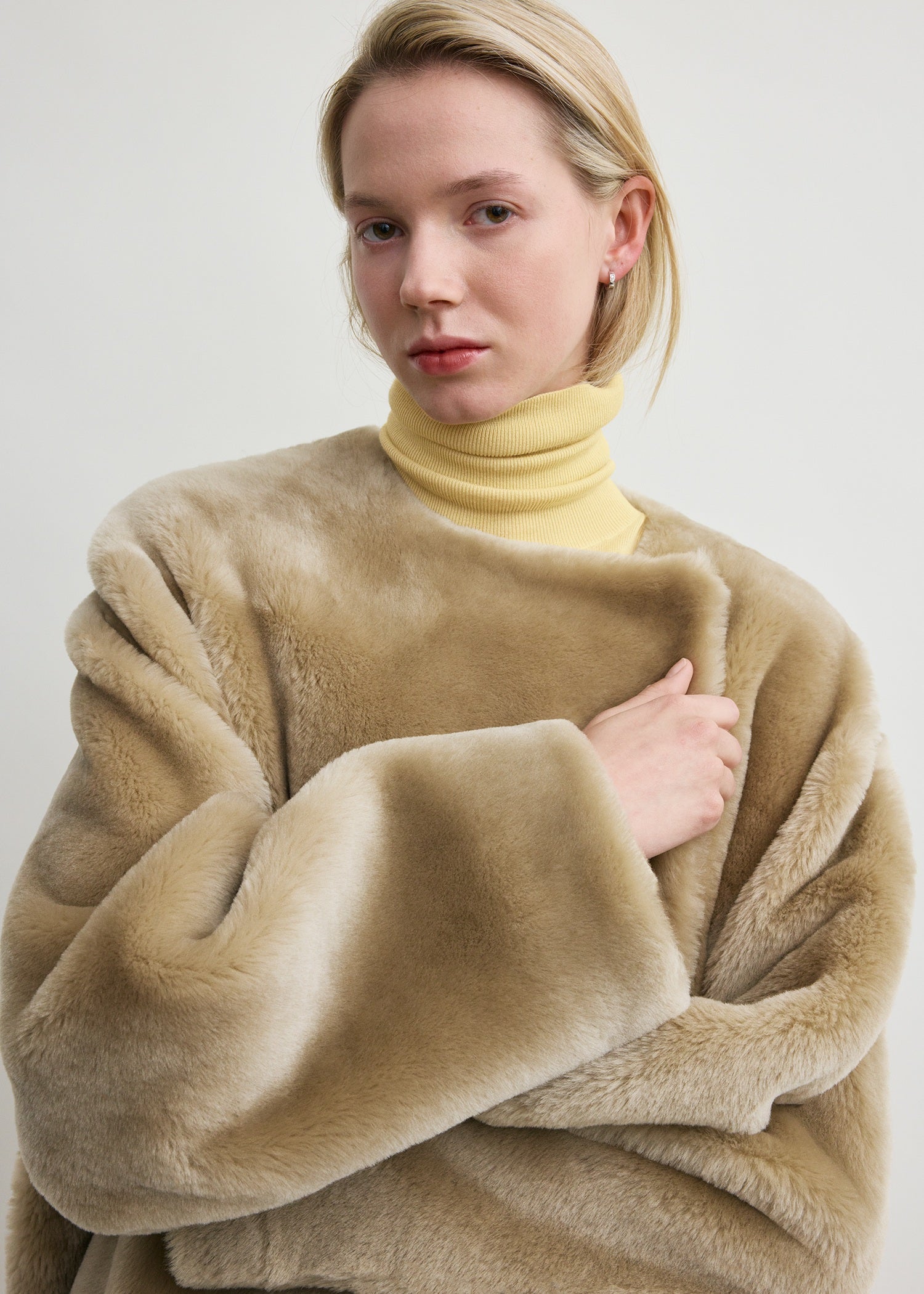 Collarless shearling coat rye