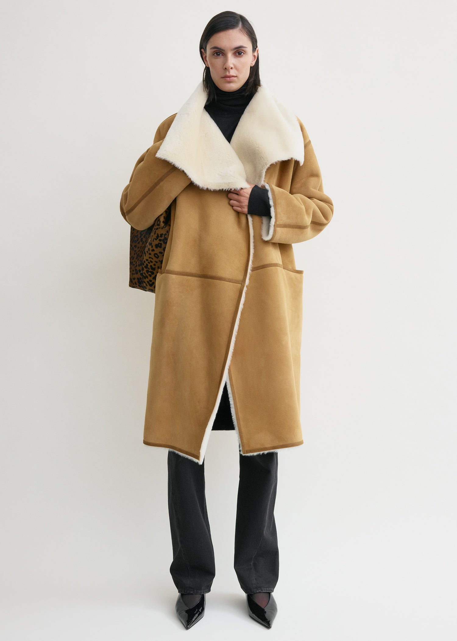 Draped shearling coat tan – TOTEME