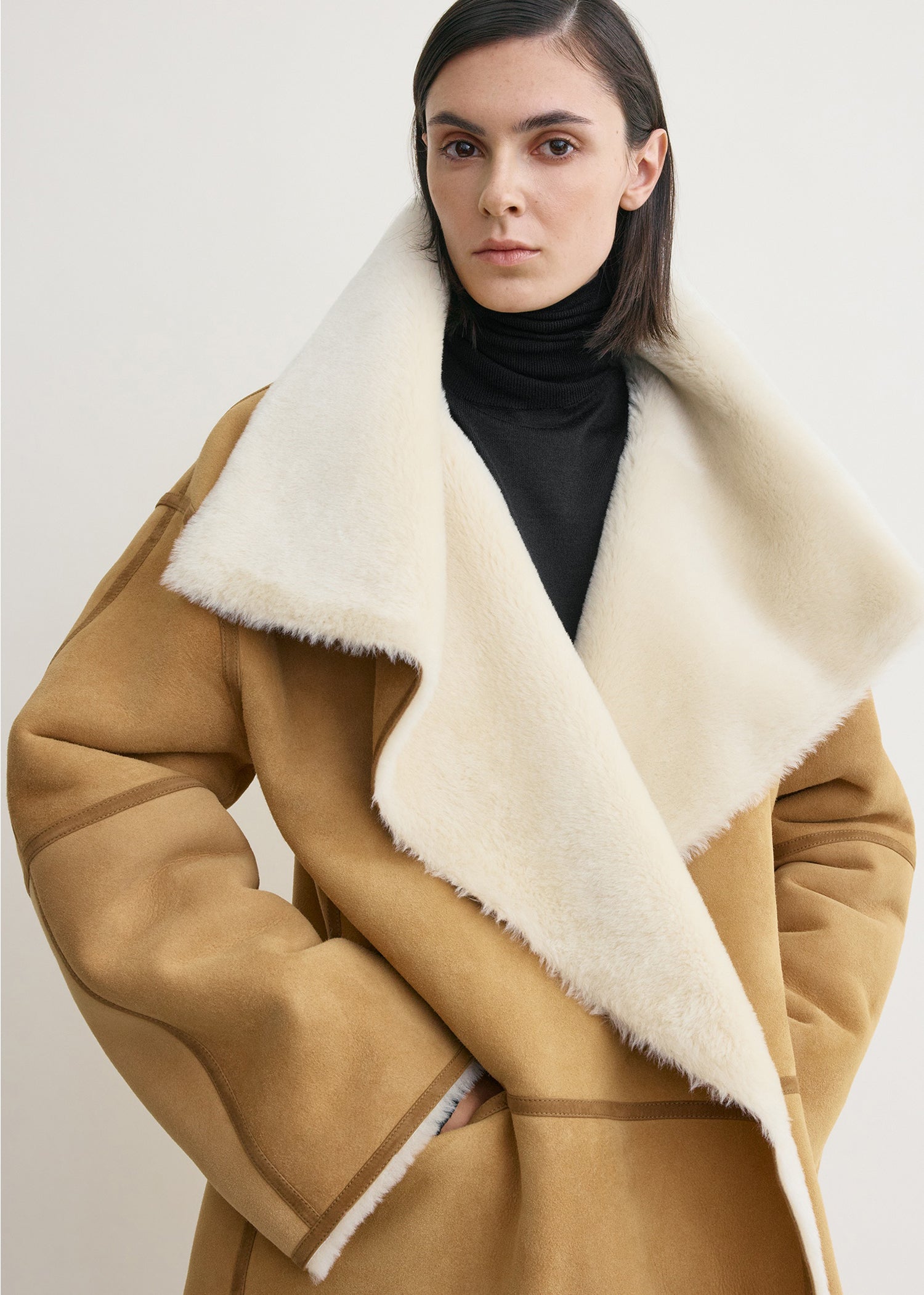 Draped shearling coat tan – TOTEME