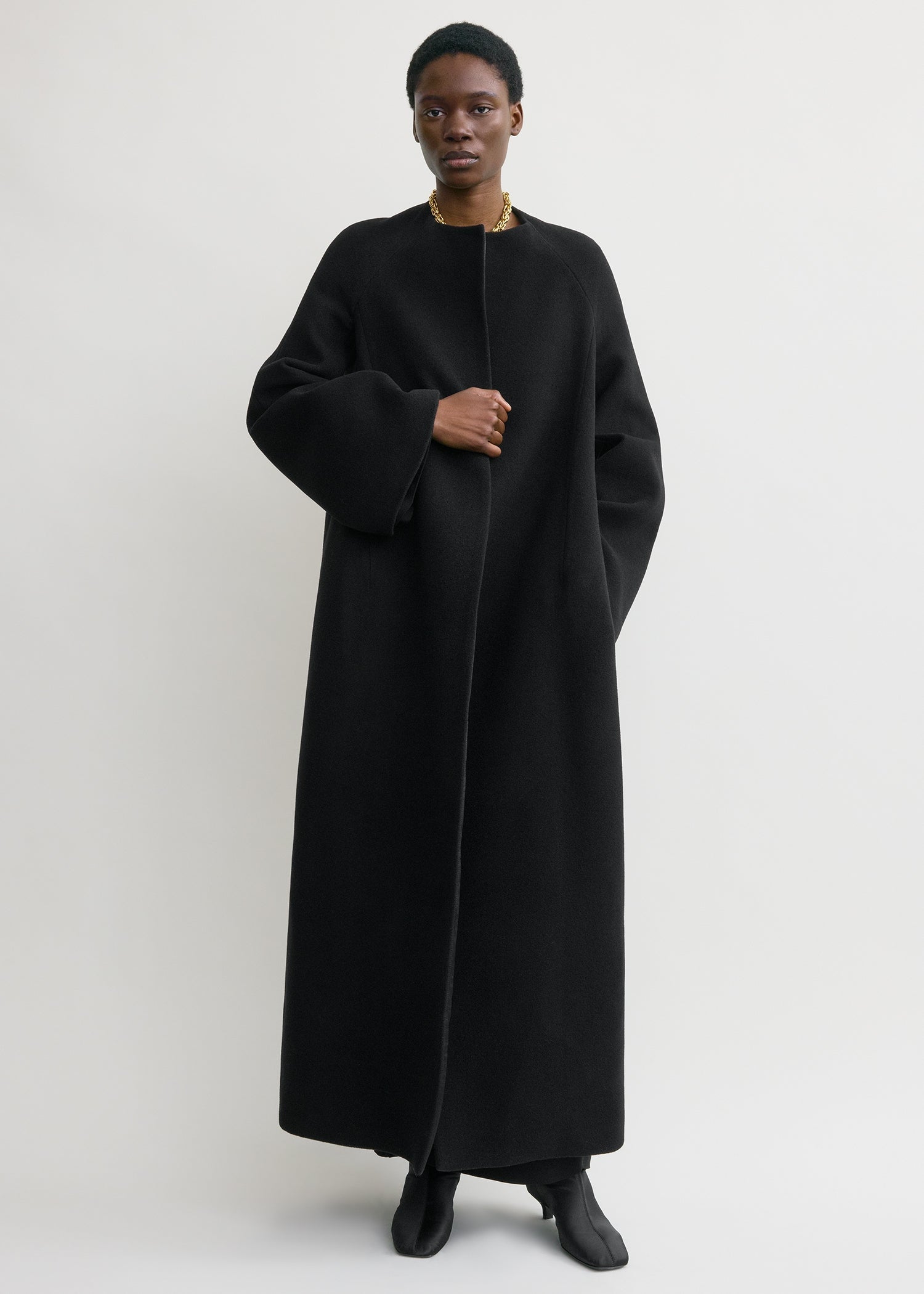 Bell-sleeve coat black – TOTEME