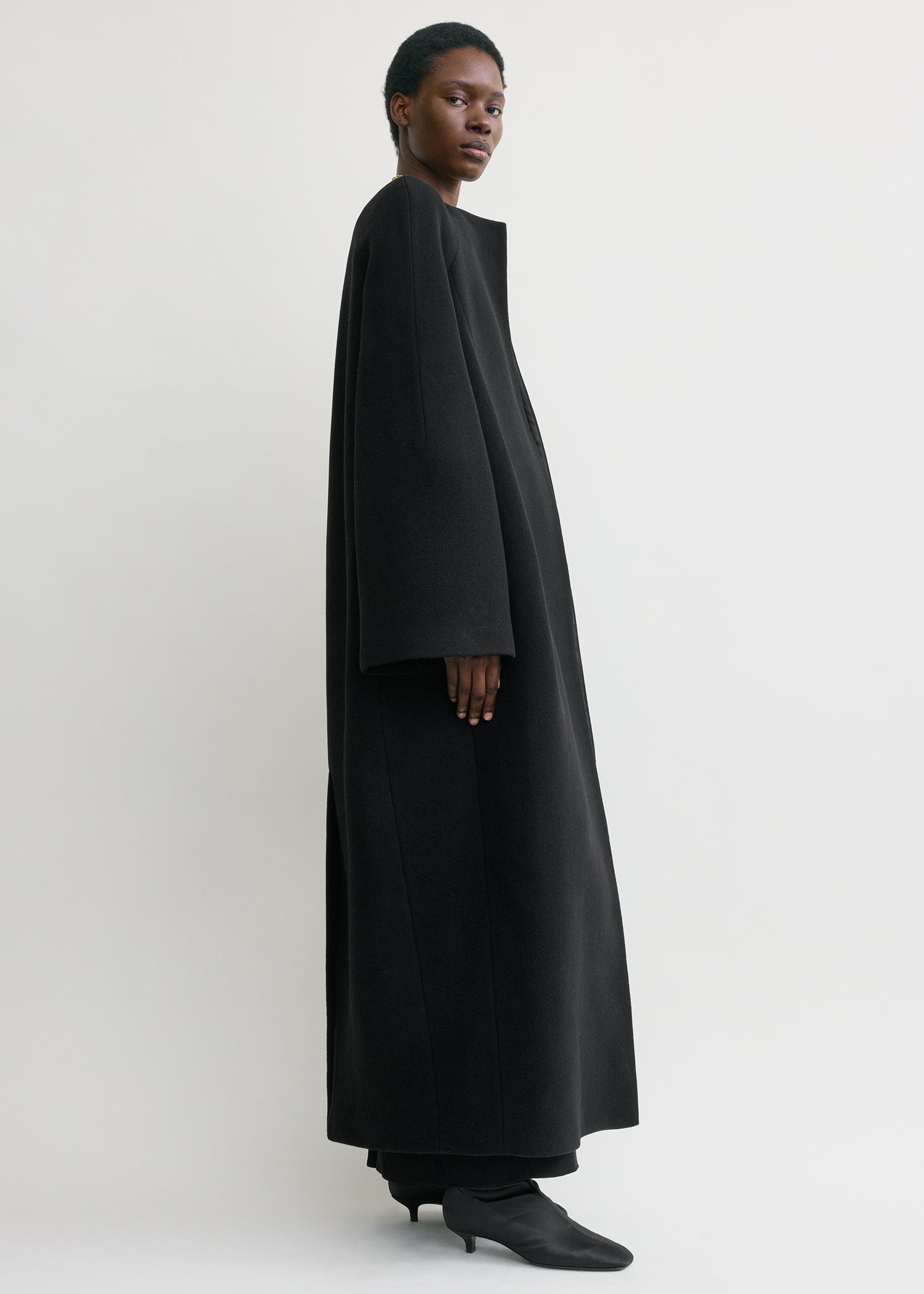 Bell-sleeve coat black