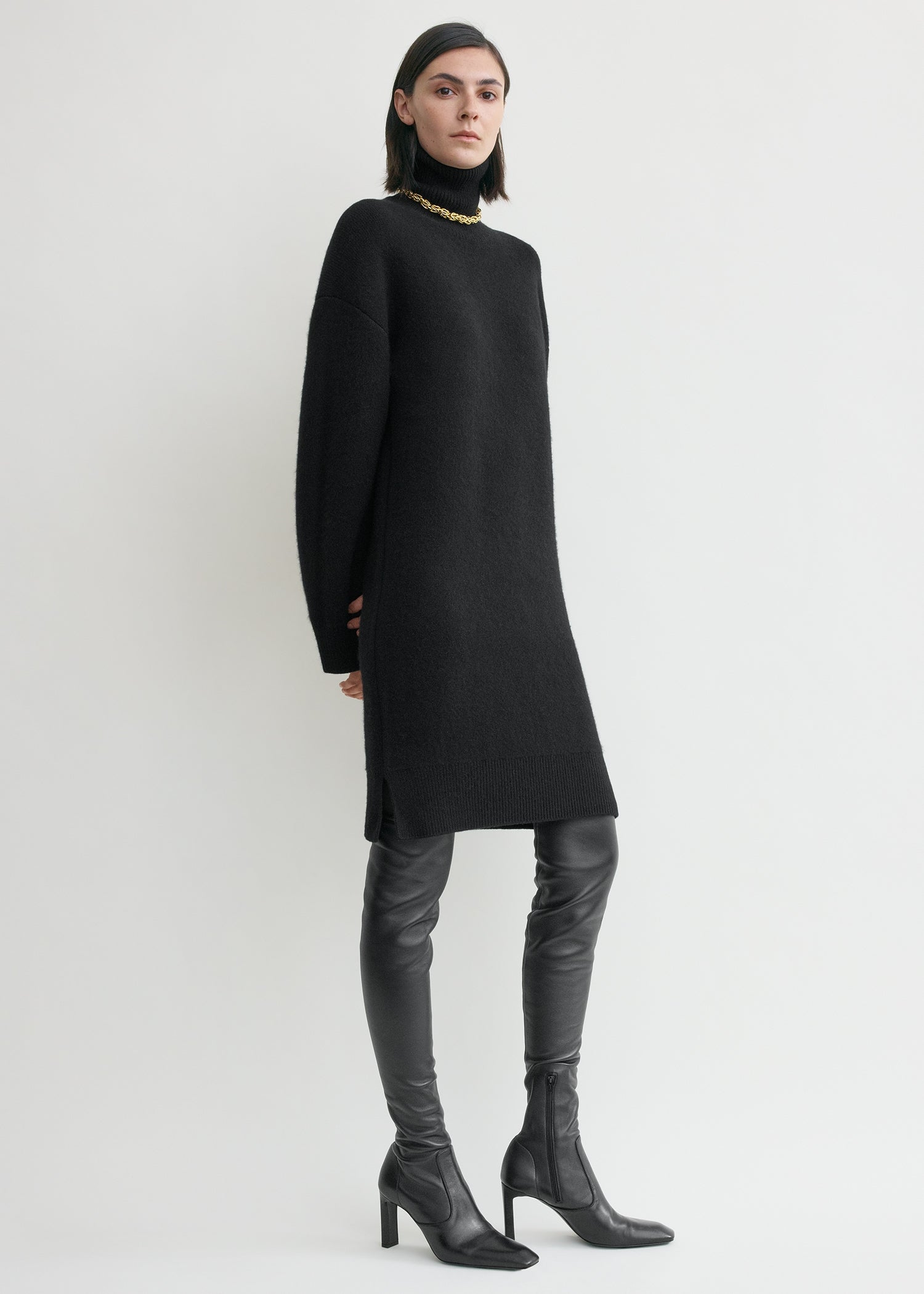 Broad turtleneck dress black