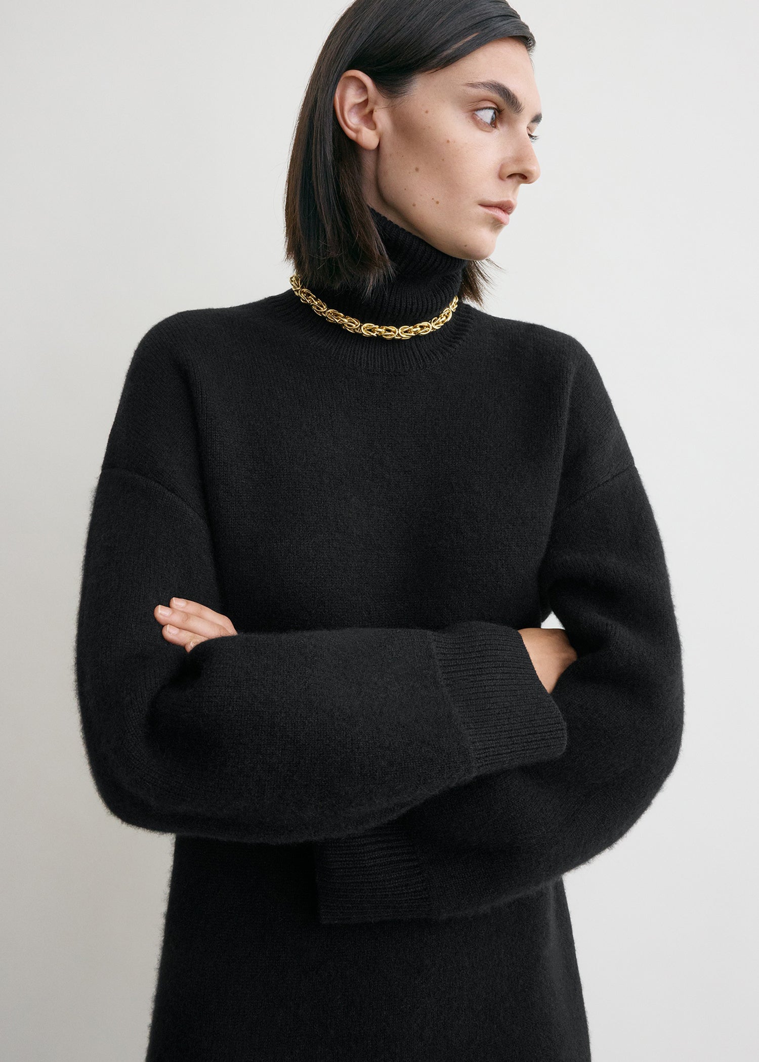 Broad turtleneck dress black