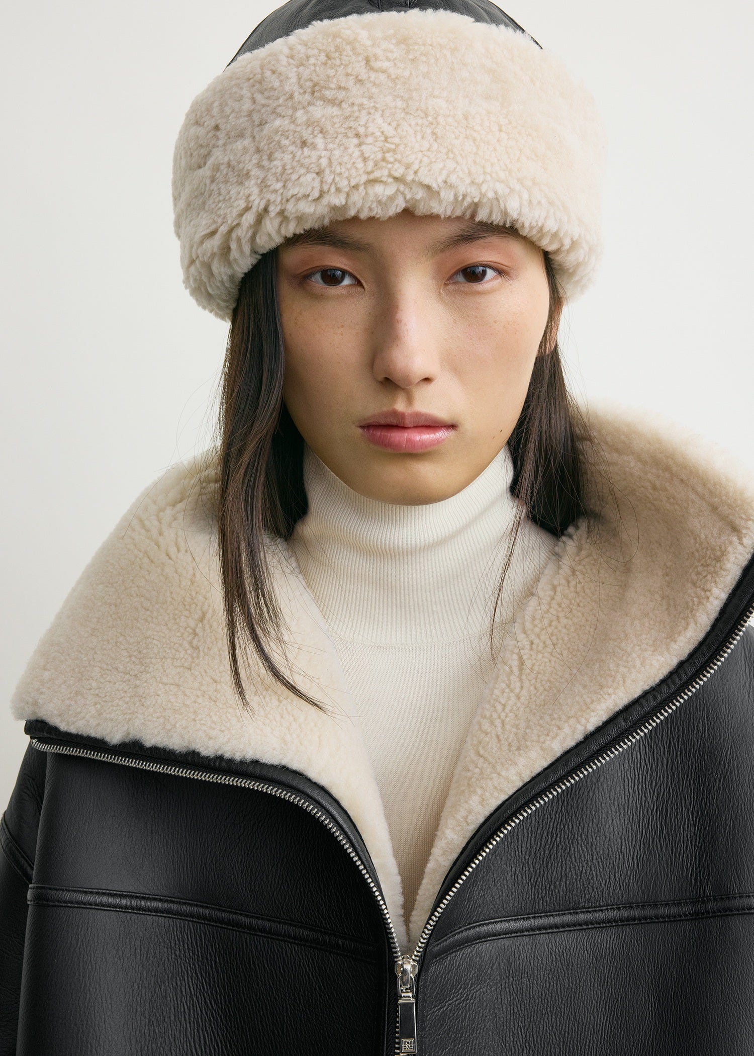 Shearling winter hat black/off white – TOTEME