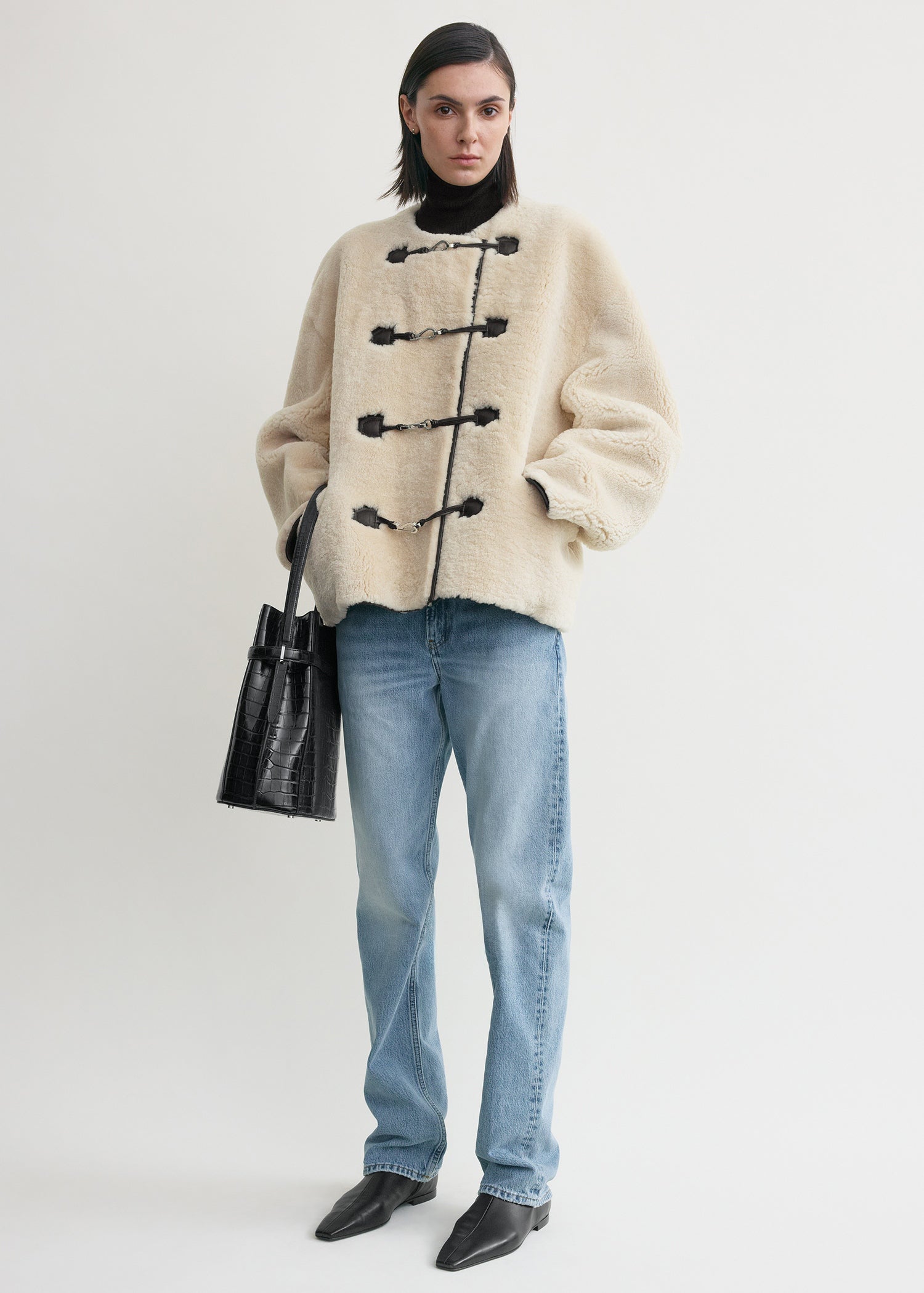 Teddy shearling clasp jacket off-white – TOTEME