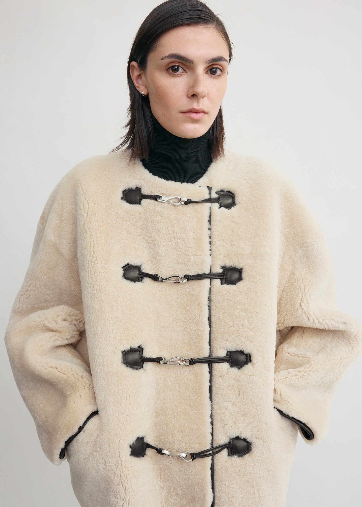 Teddy shearling clasp jacket off-white – TOTEME
