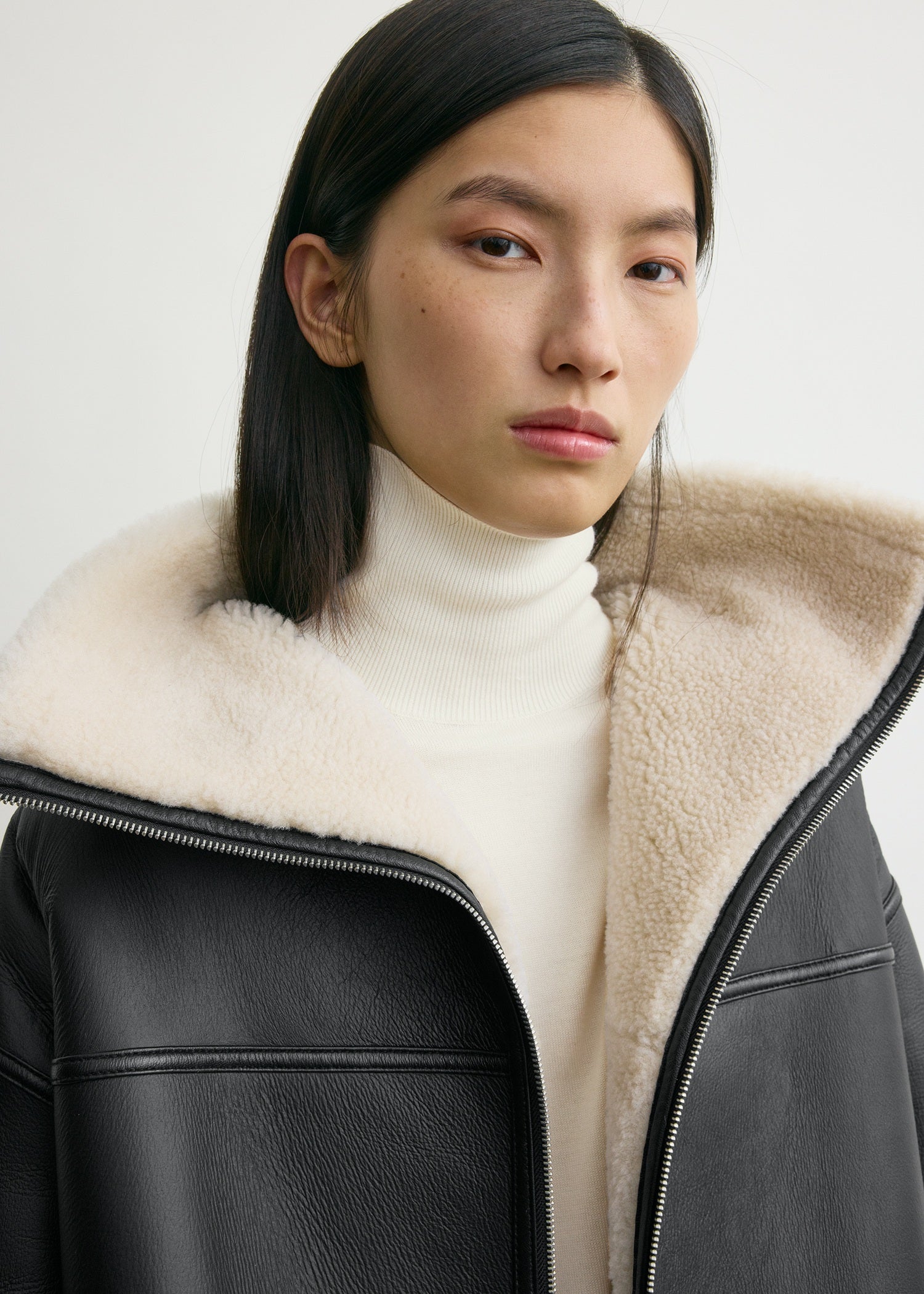 Signature shearling jacket black/off-white – TOTEME