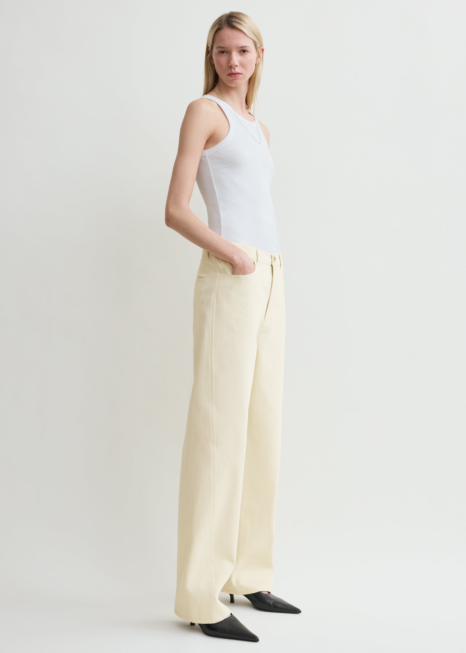 Curved rib tank white