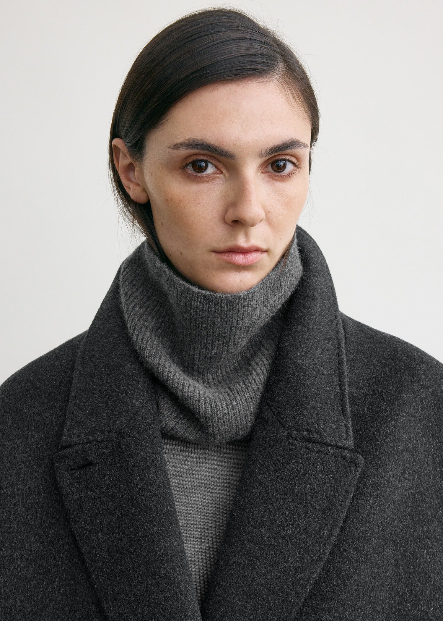 Cashmere neck warmer charcoal – TOTEME