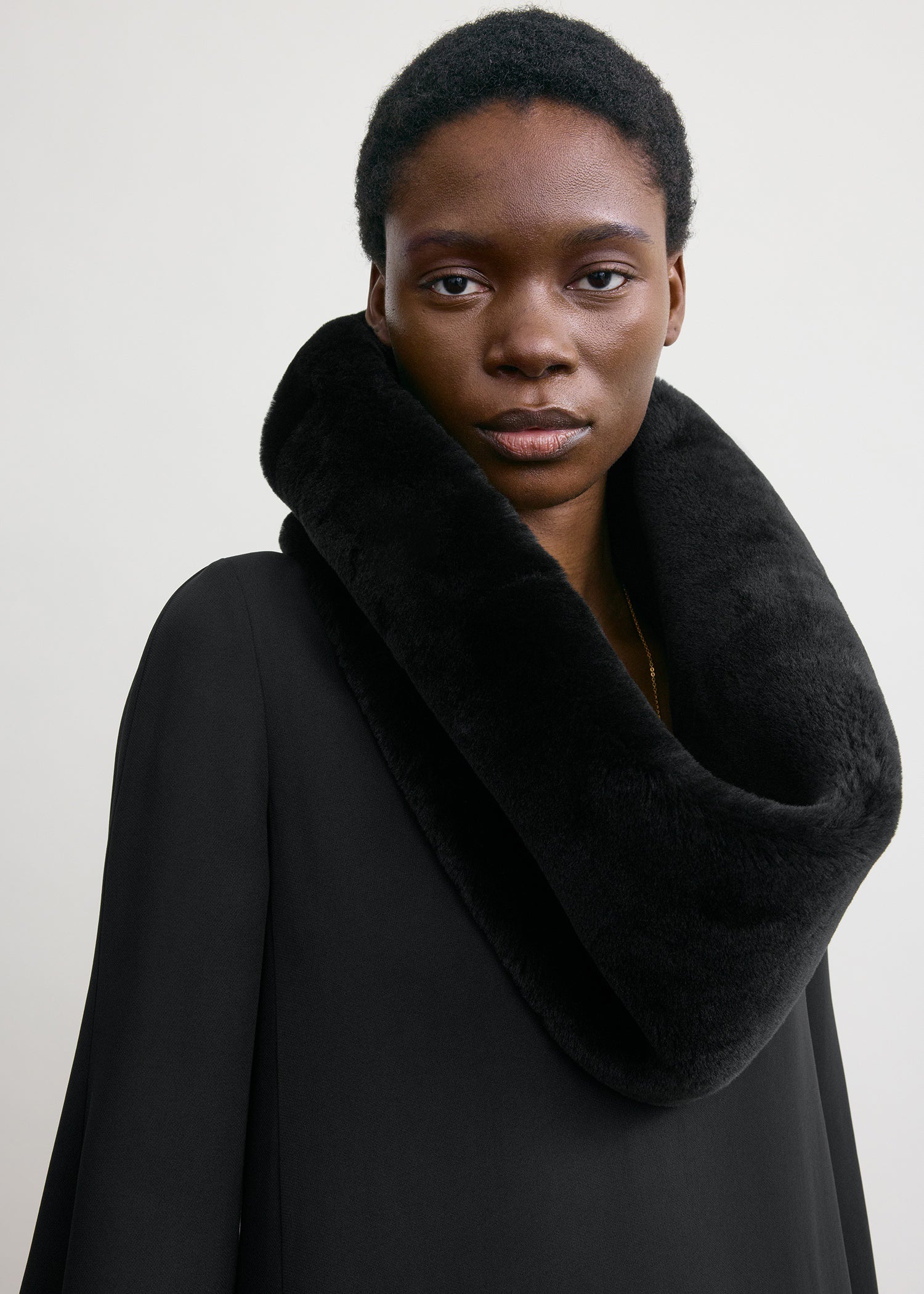 Plush shearling muff black
