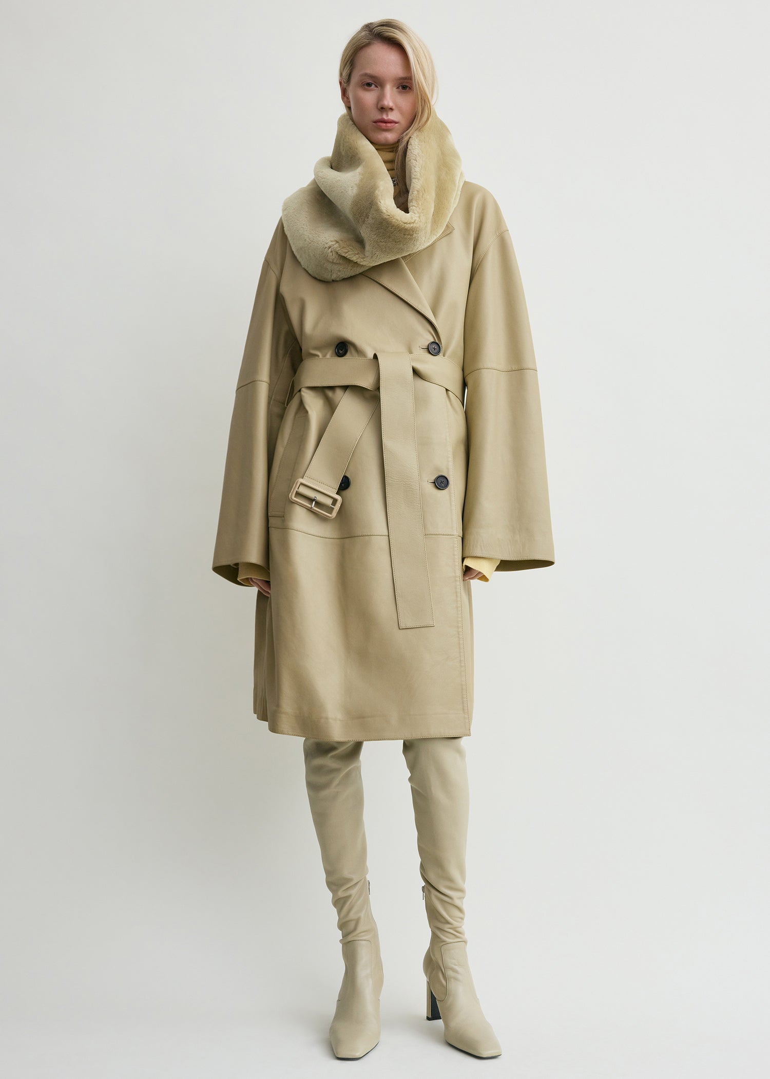 Plush shearling muff rye