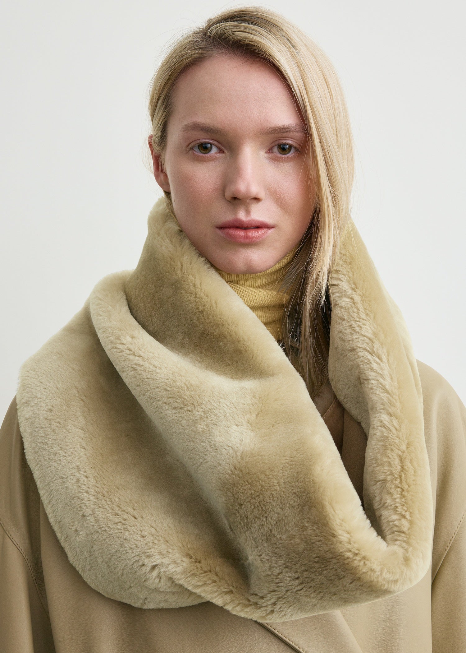 Plush shearling muff rye