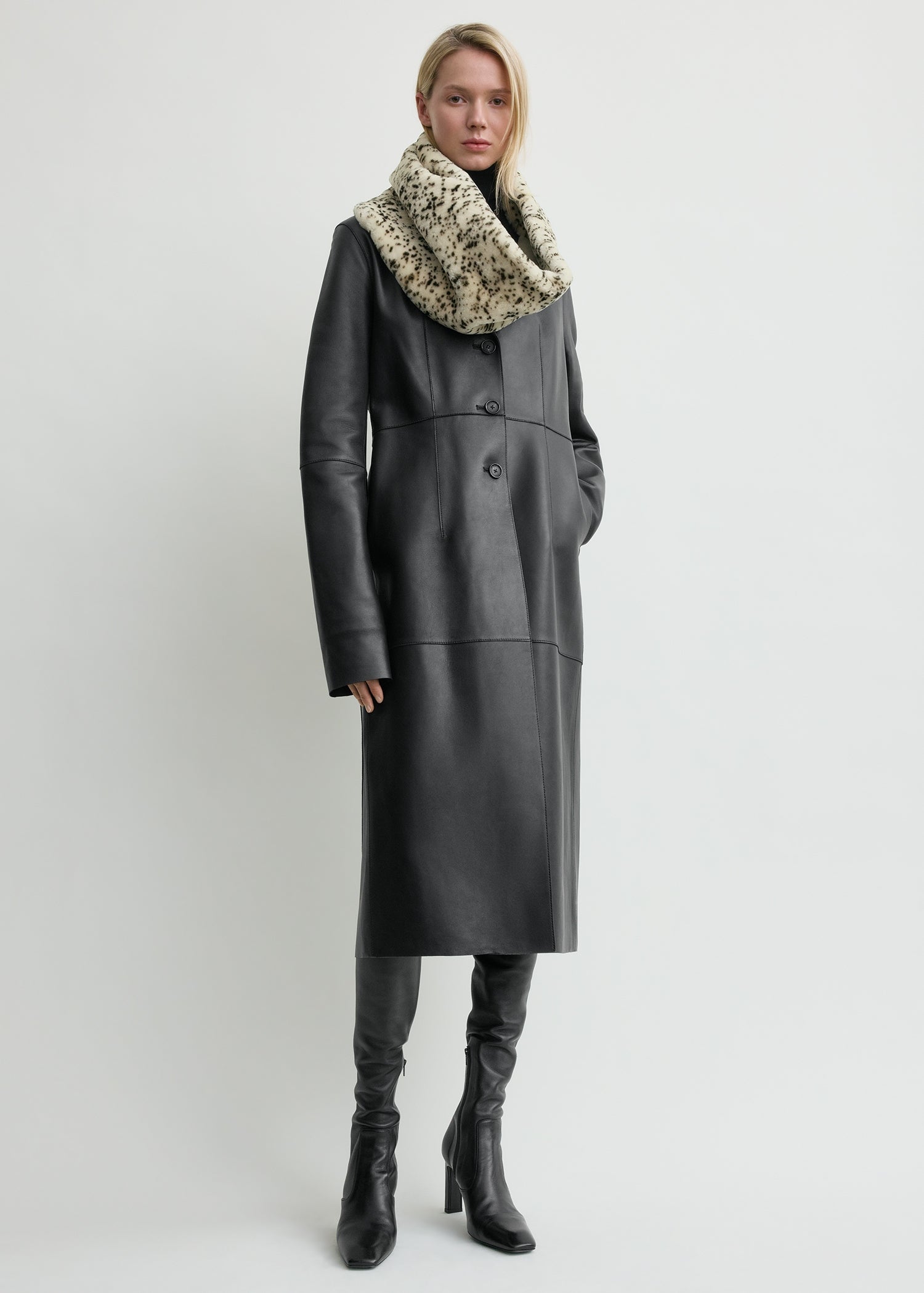 Stracciatella shearling muff black/white
