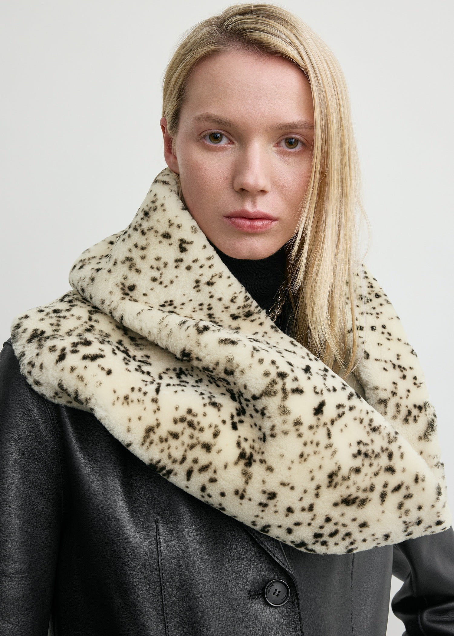 Stracciatella shearling muff black/white