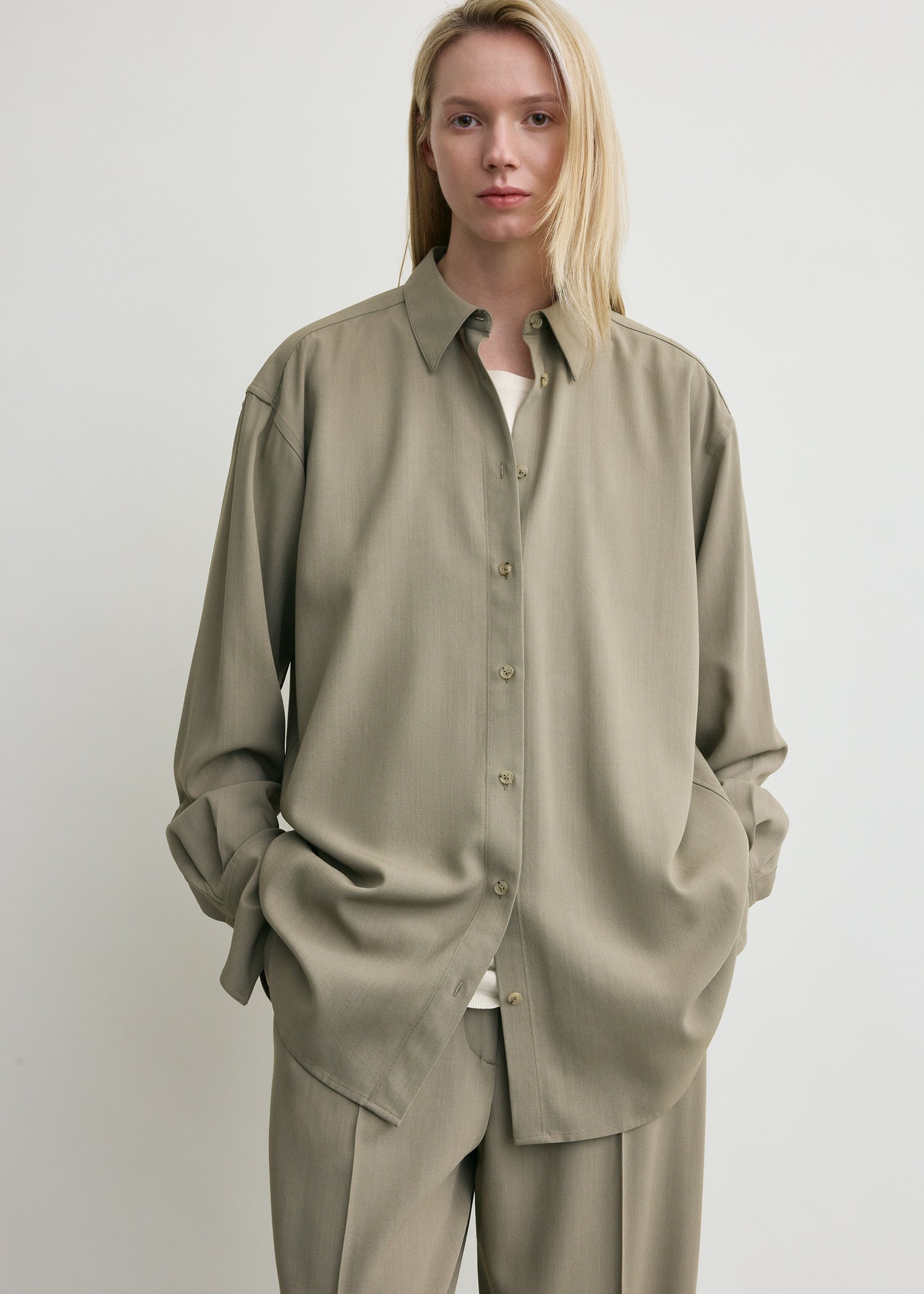 Classic tuxedo shirt taupe – TOTEME