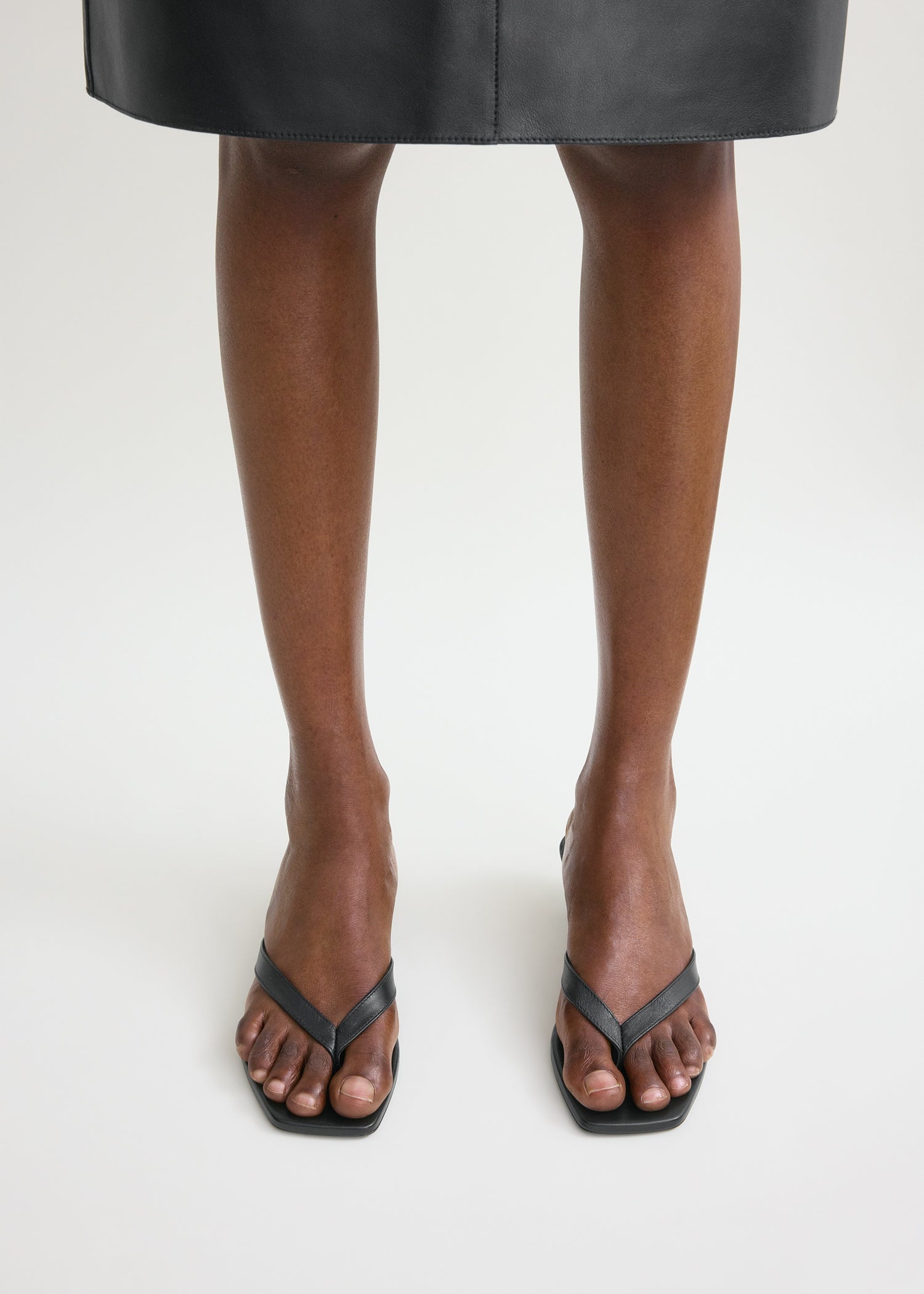 Leather heeled flip flops black