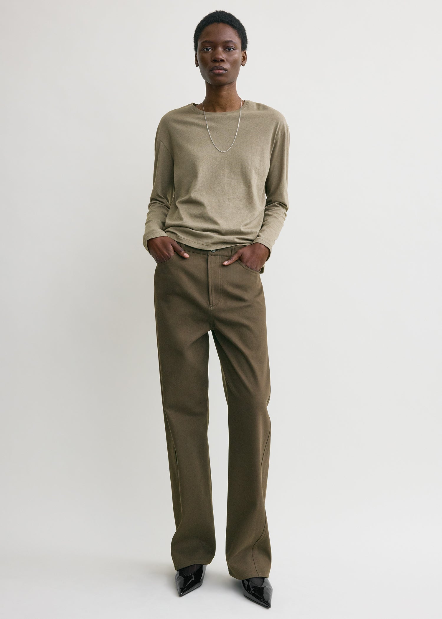 Relaxed twisted trousers pepper – TOTEME