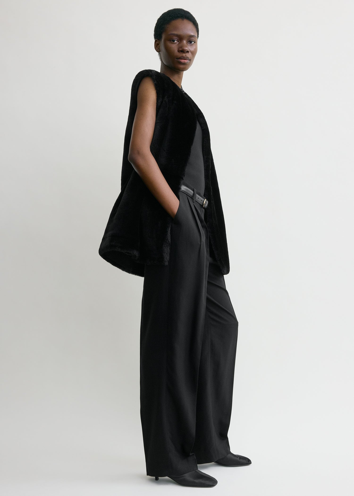 Plush shearling vest black – TOTEME