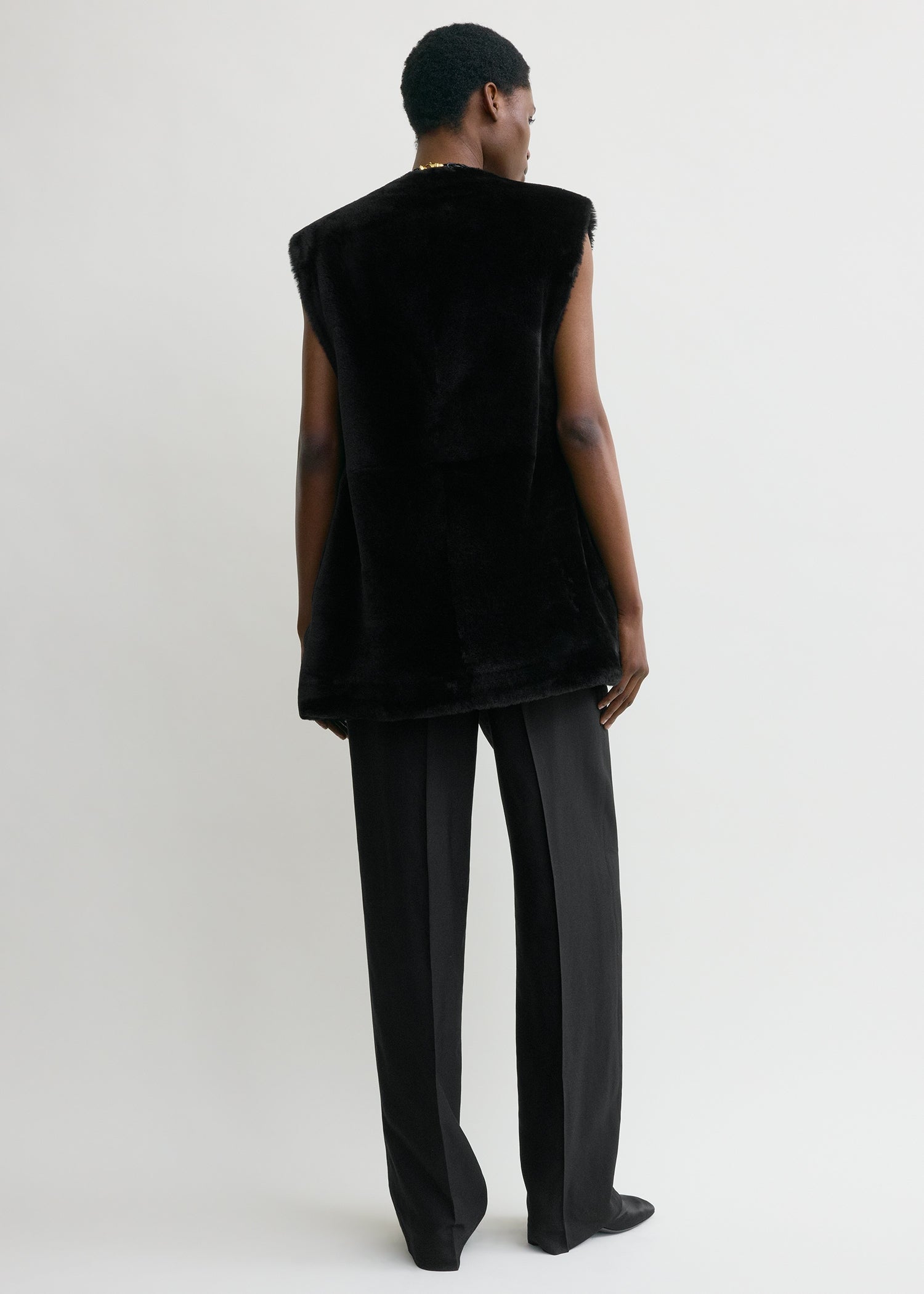 【SUBLATIONS】FURROW KNIT VEST .11【BLACK】 Plush shearling vest black – TOTEME