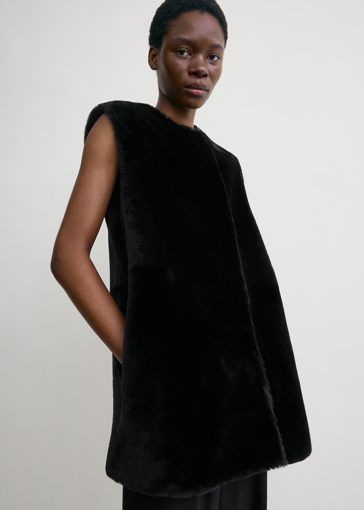 Plush shearling vest black – TOTEME