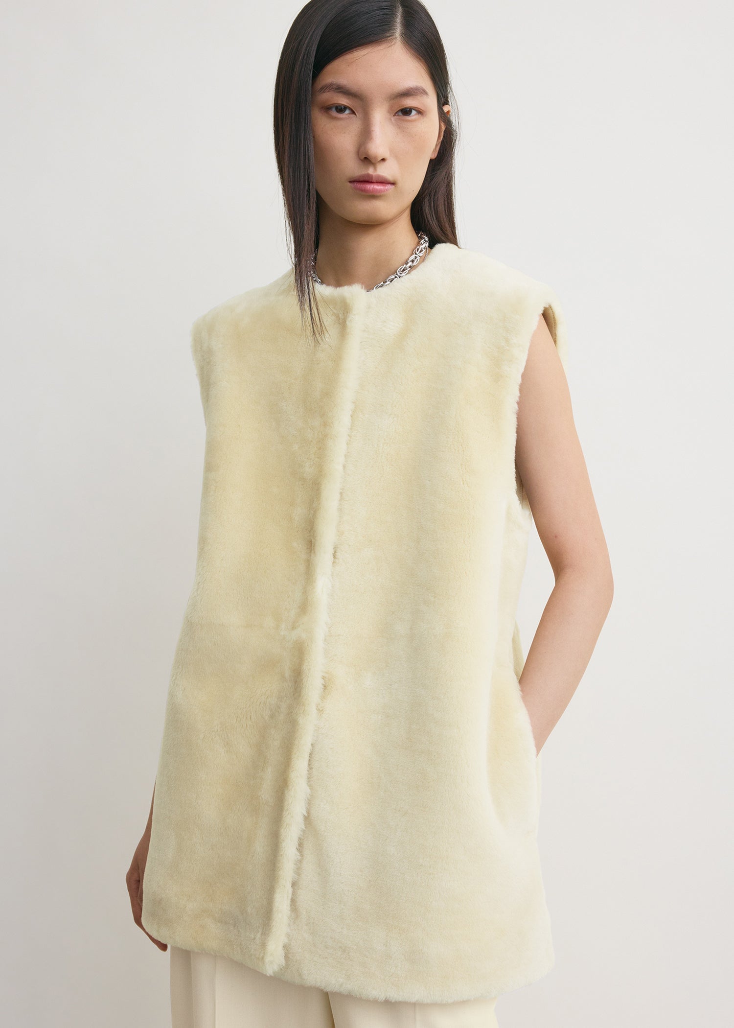 Plush shearling vest ecru – TOTEME