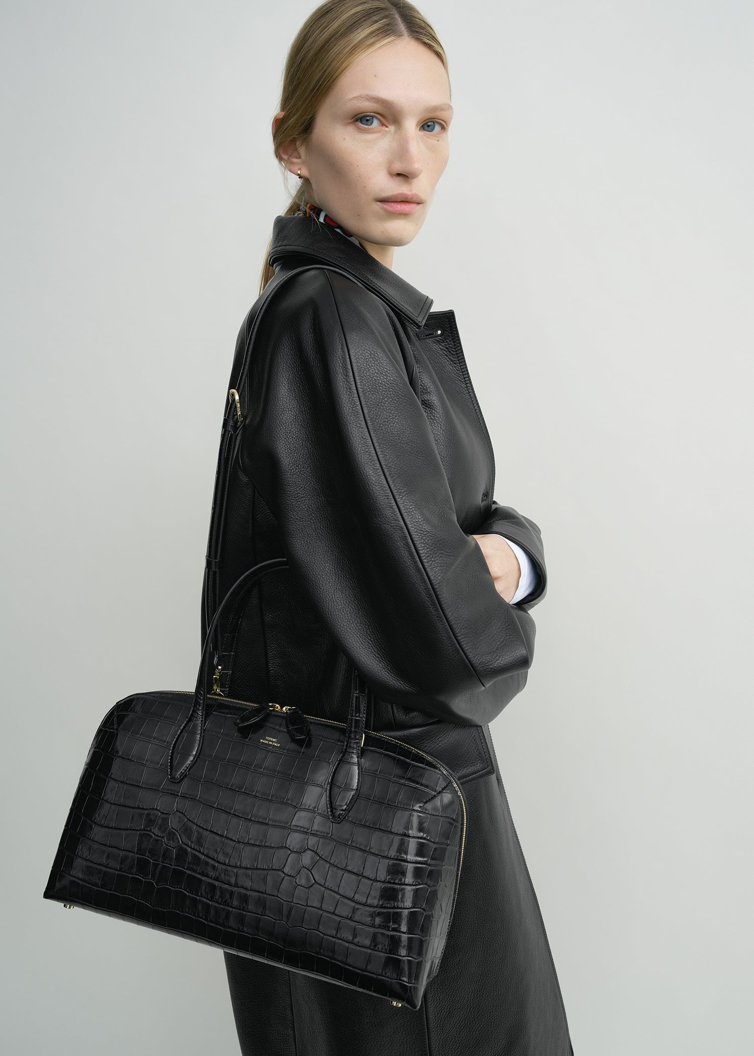 トメィトゥ Medium croco-embossed day tote black – TOTEME