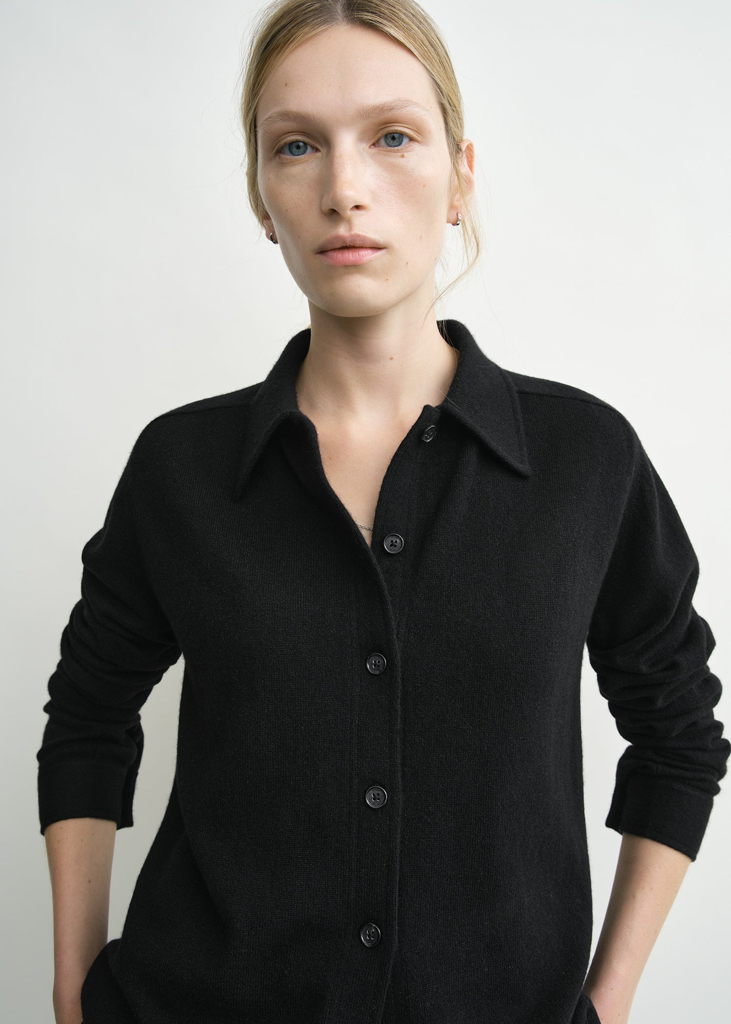 Raglan-sleeve cashmere cardigan black – TOTEME - Main Image