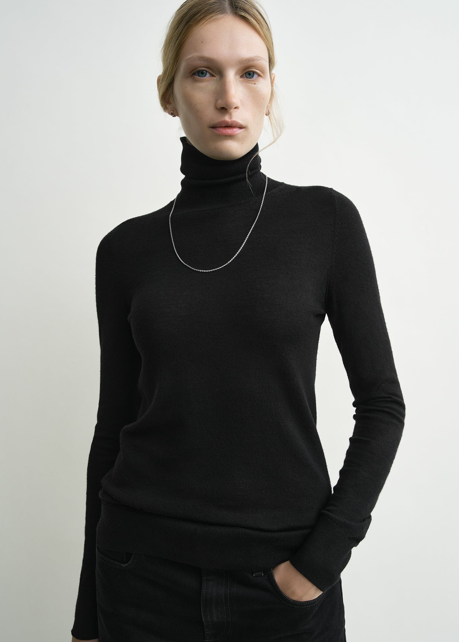 Fine turtleneck black – TOTEME