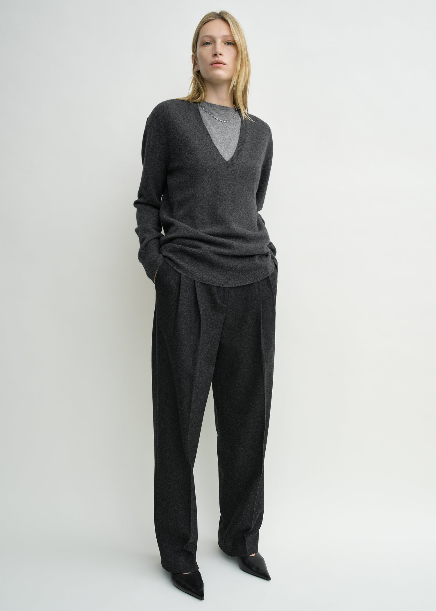 Cashmere v-neck knit charcoal