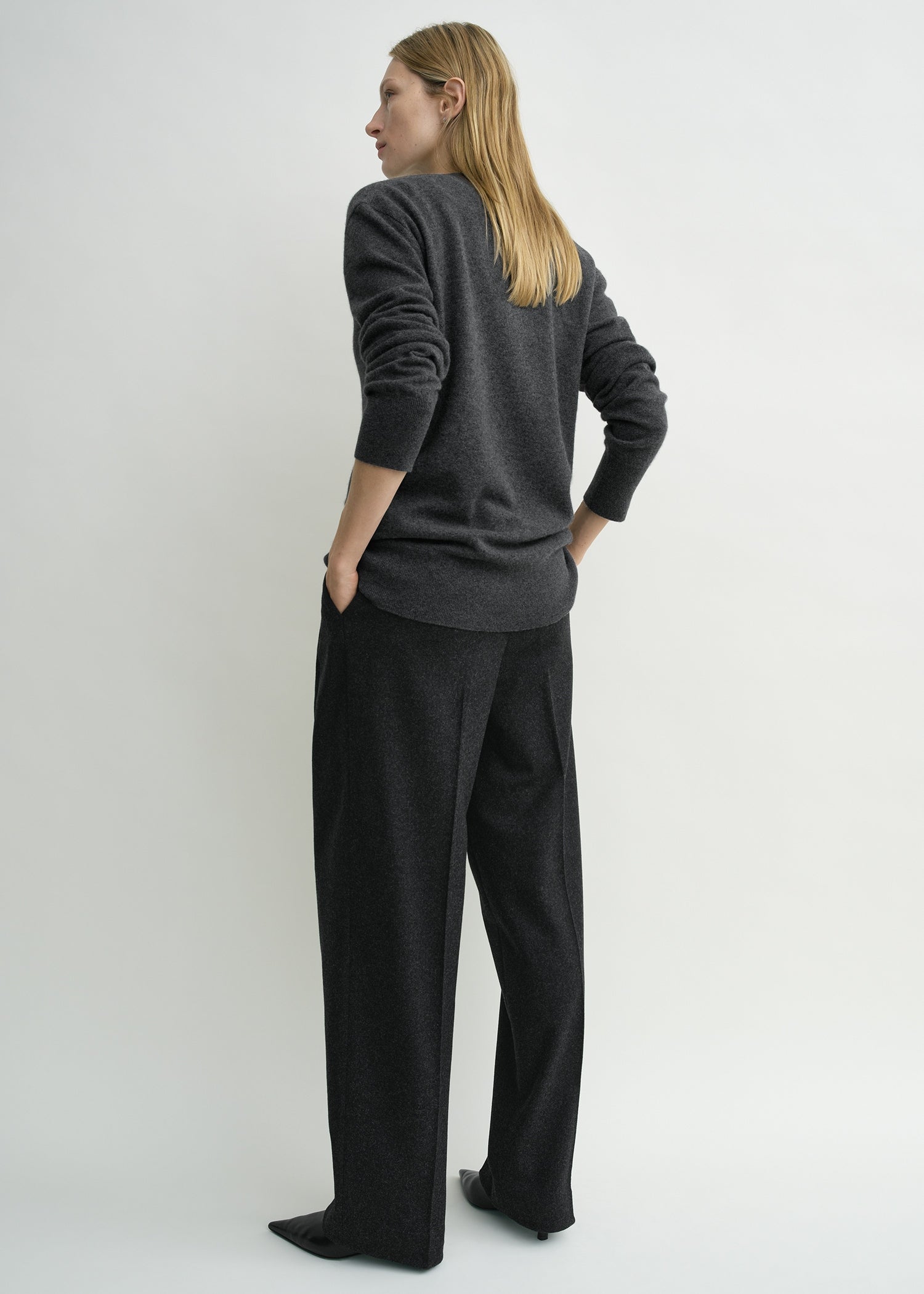 Cashmere v-neck knit charcoal
