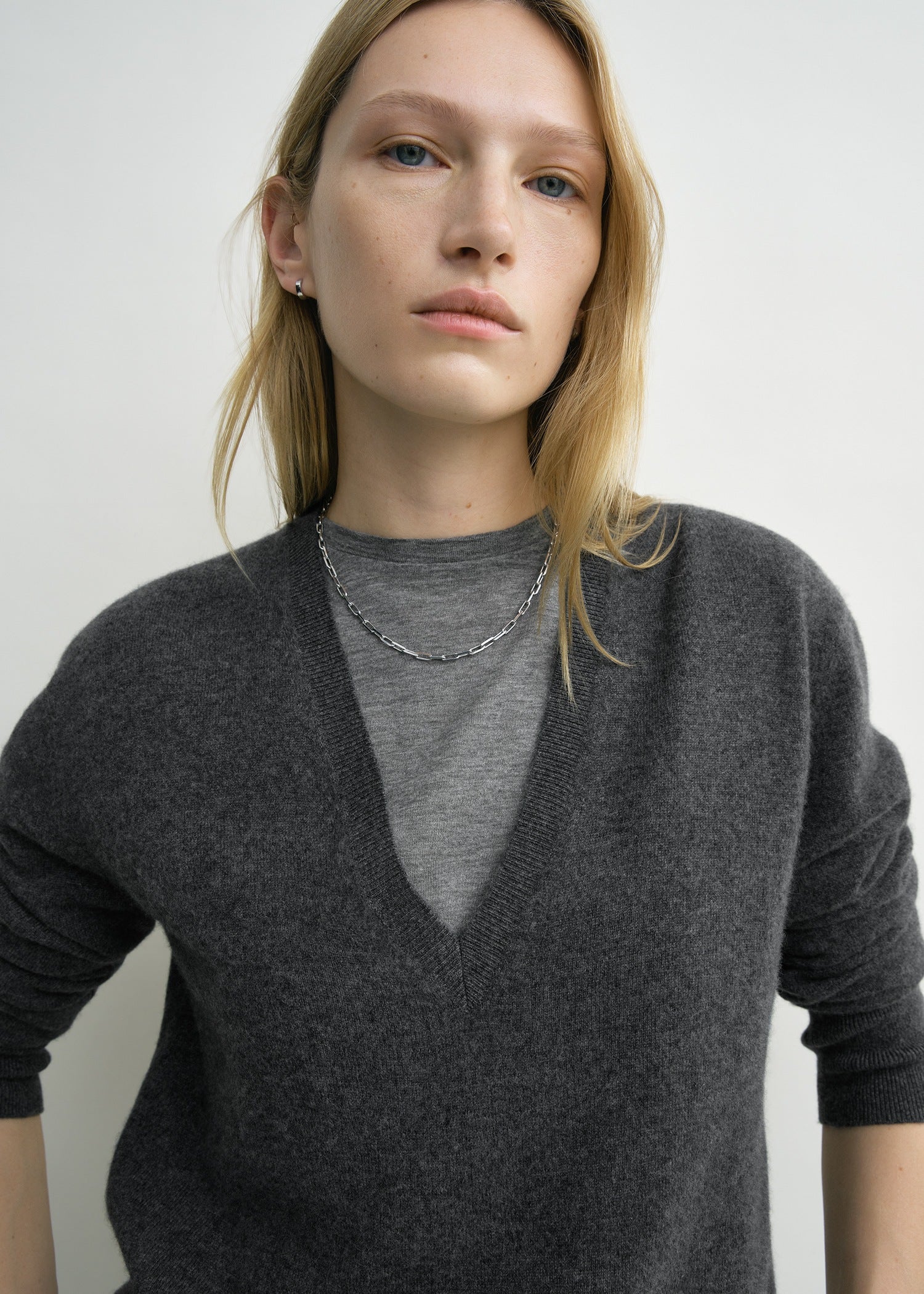 Cashmere v-neck knit charcoal