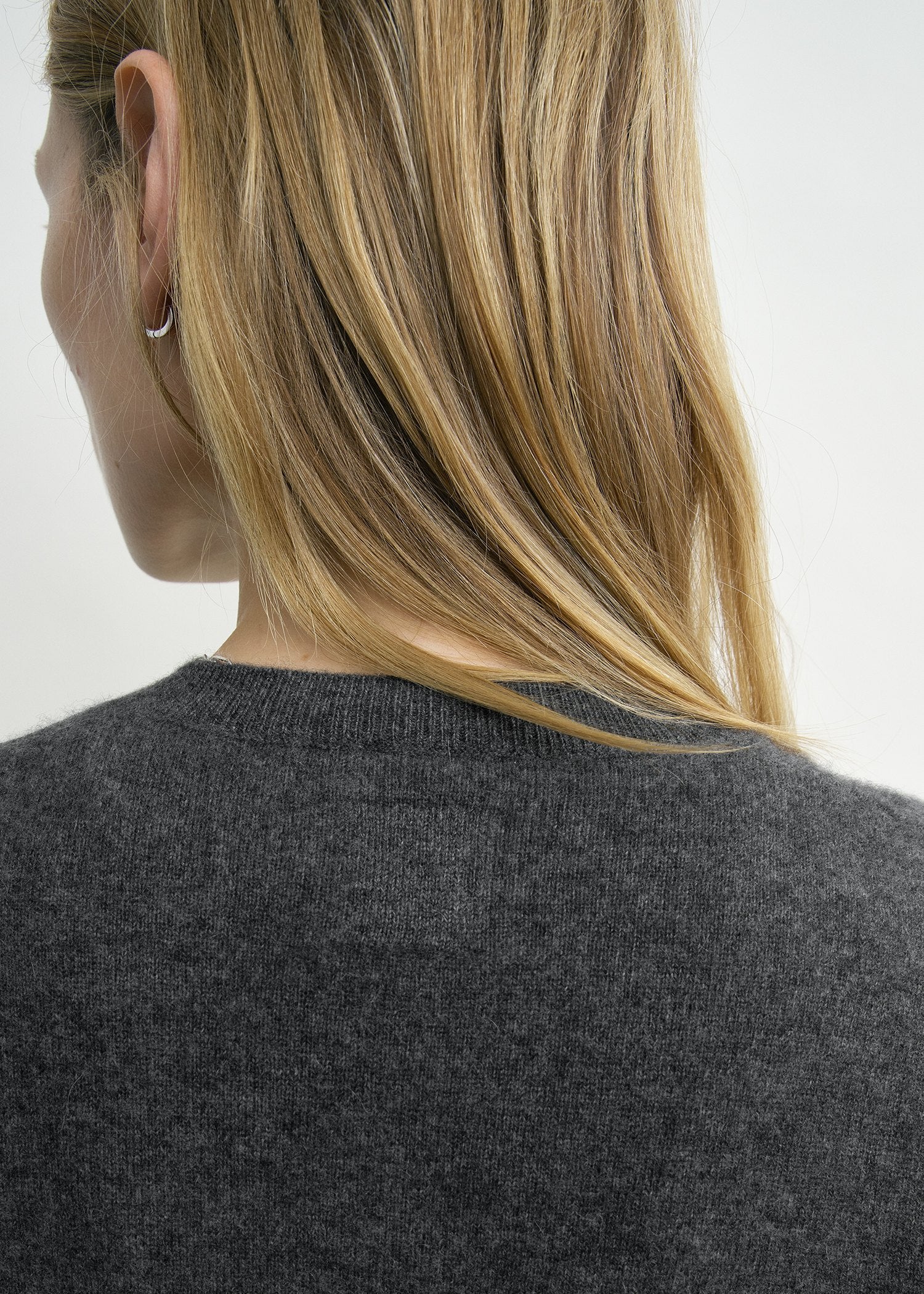 Cashmere v-neck knit charcoal