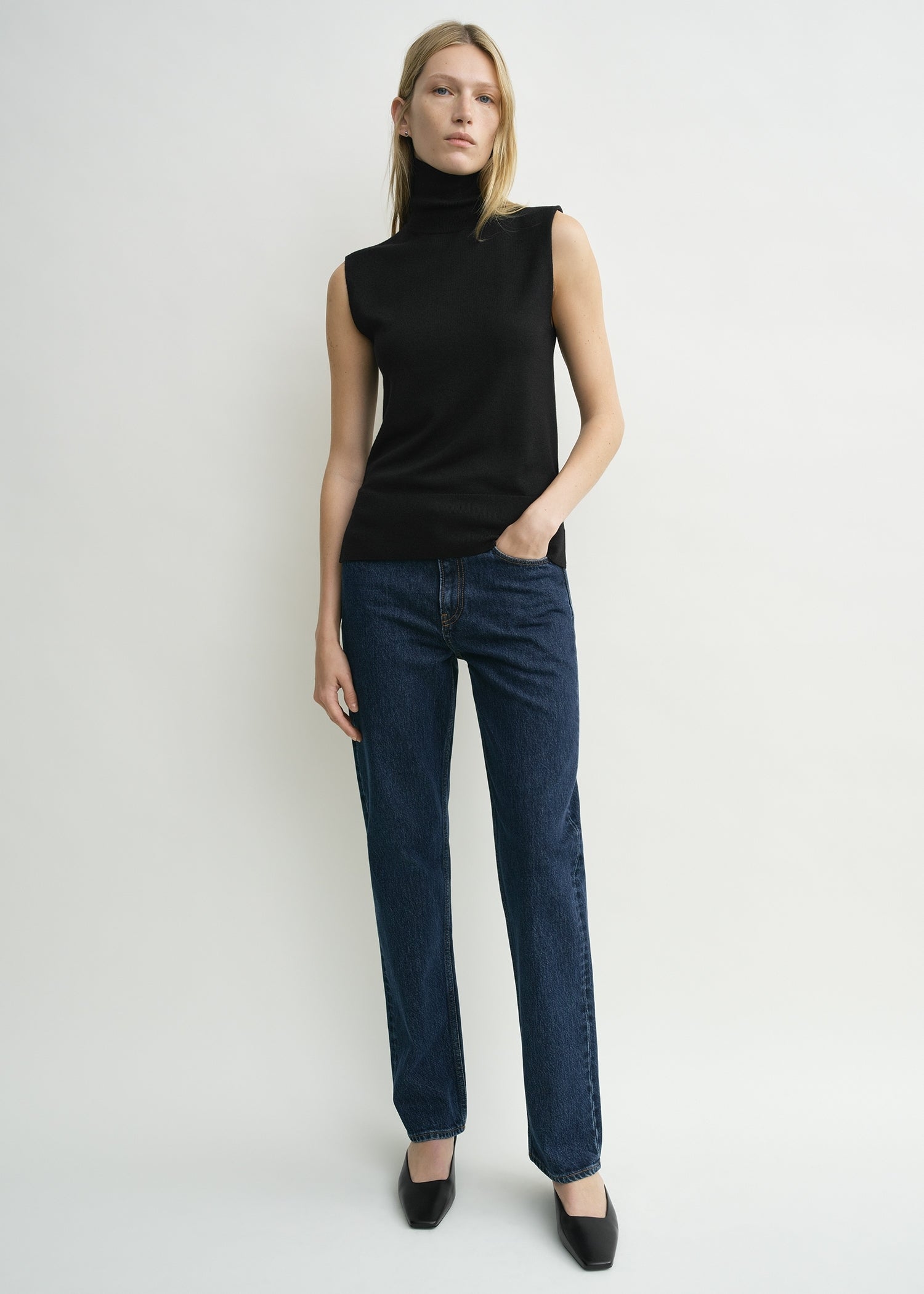 Sleeveless fine turtleneck black