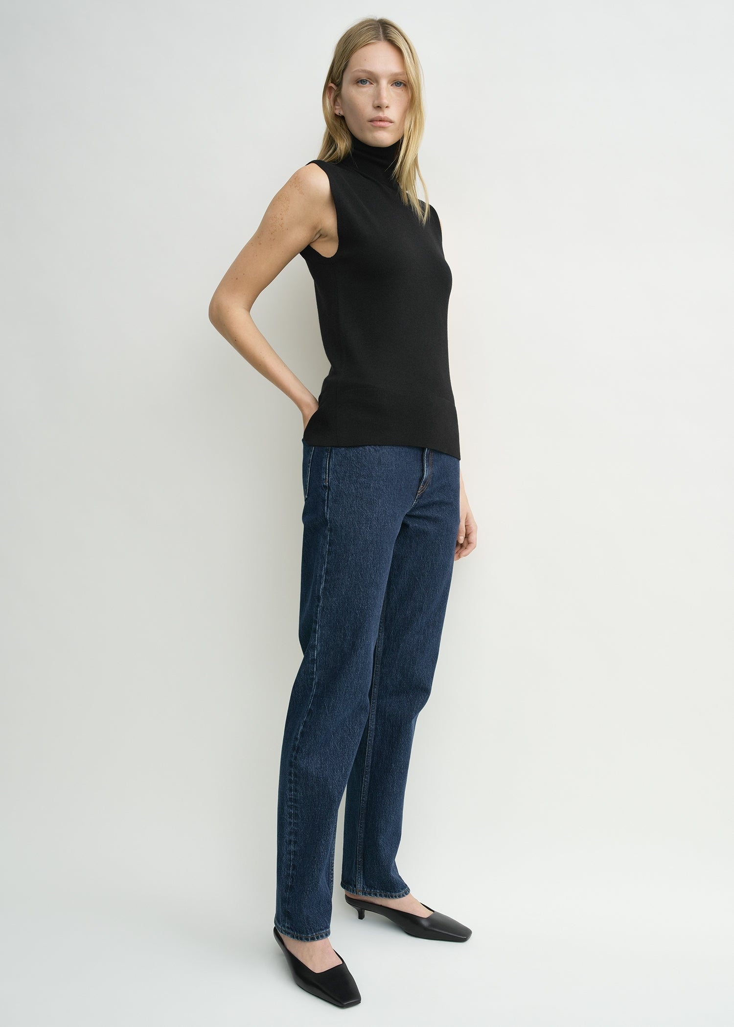 Sleeveless fine turtleneck black
