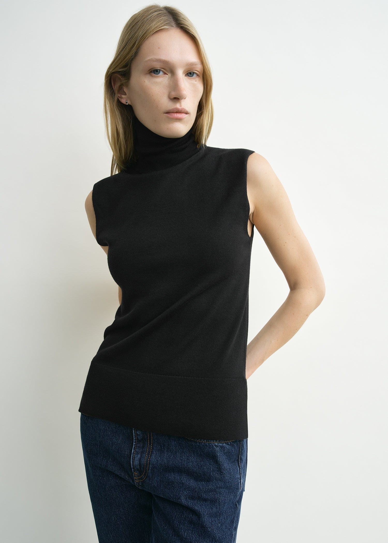 Sleeveless fine turtleneck black