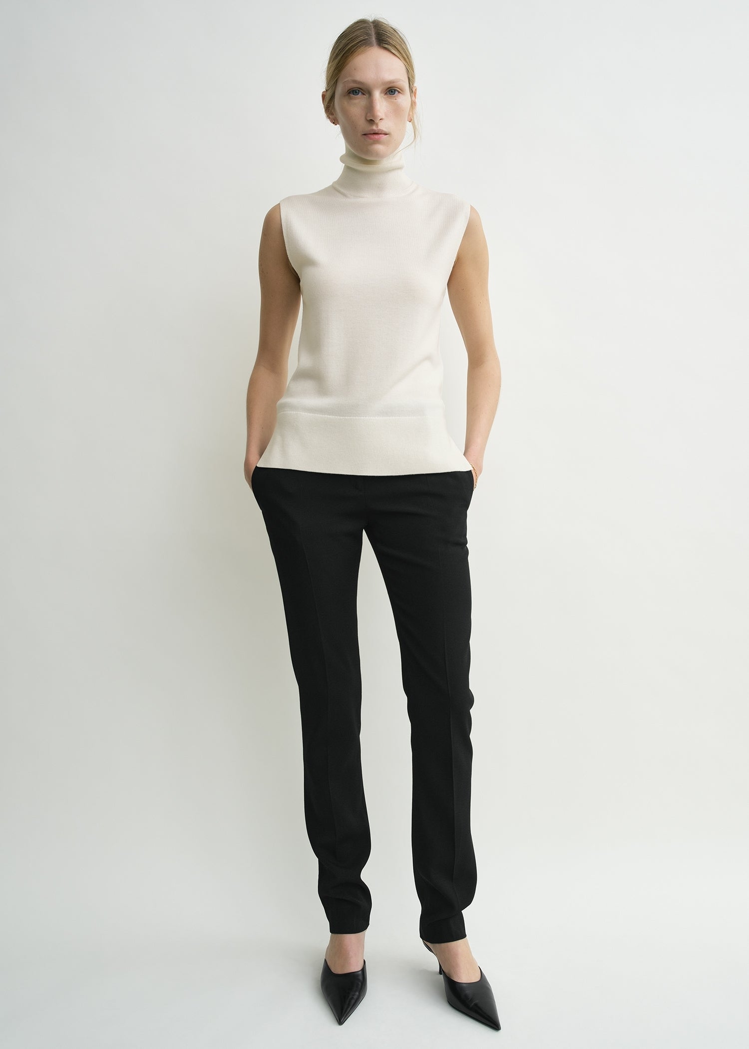 Sleeveless fine turtleneck ecru