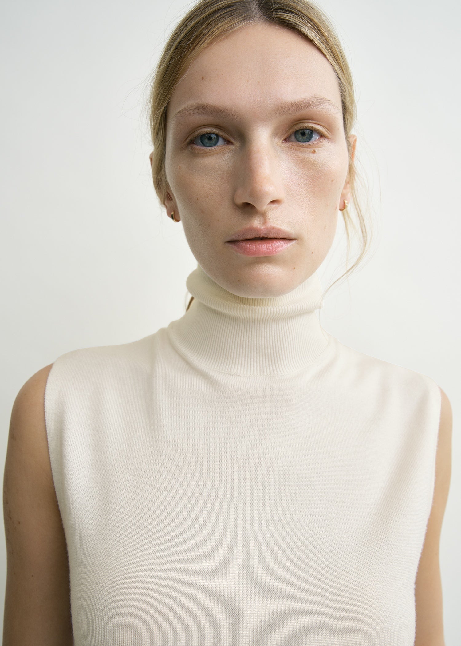 Sleeveless fine turtleneck ecru