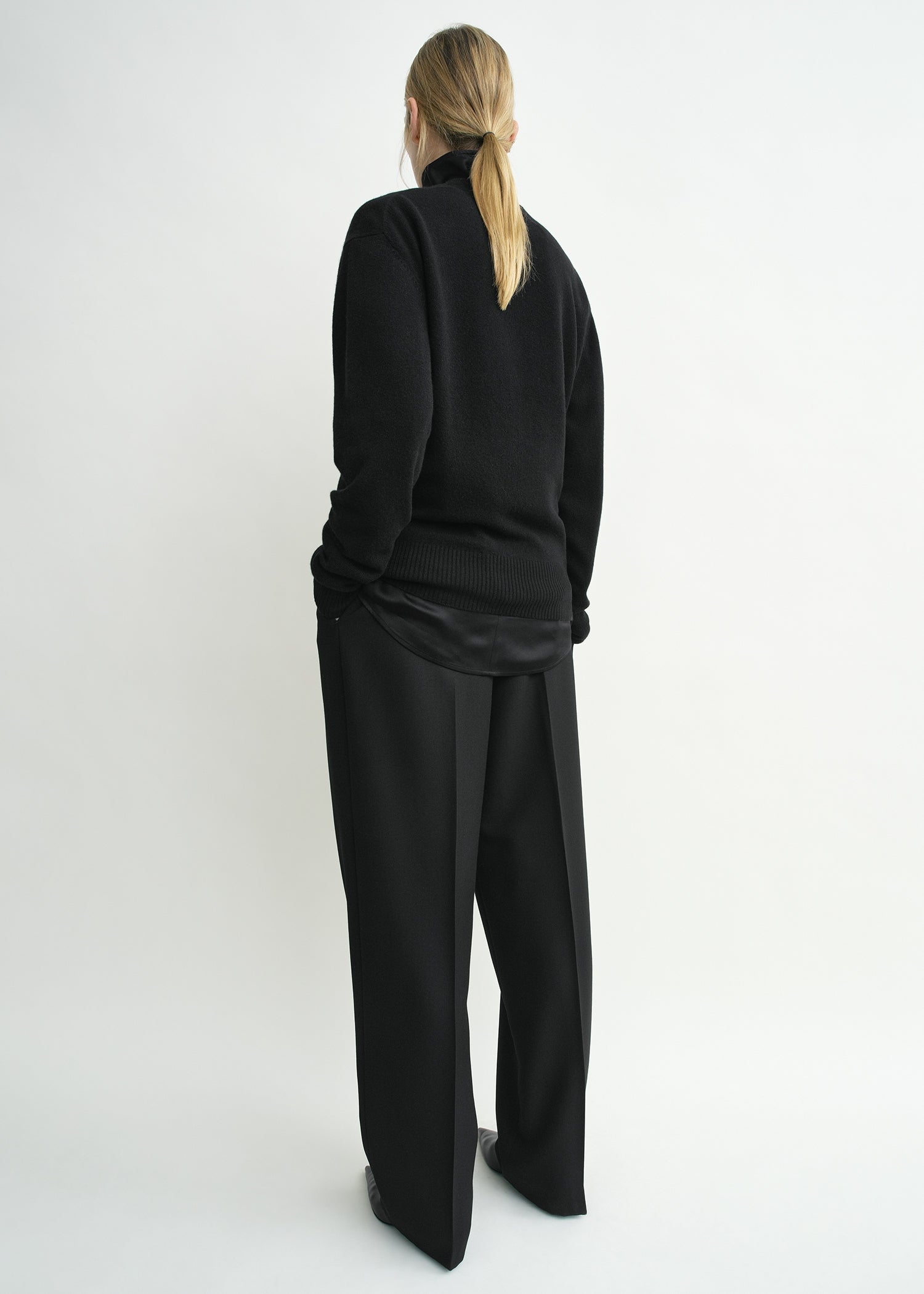 Classic cashmere crew knit black – TOTEME