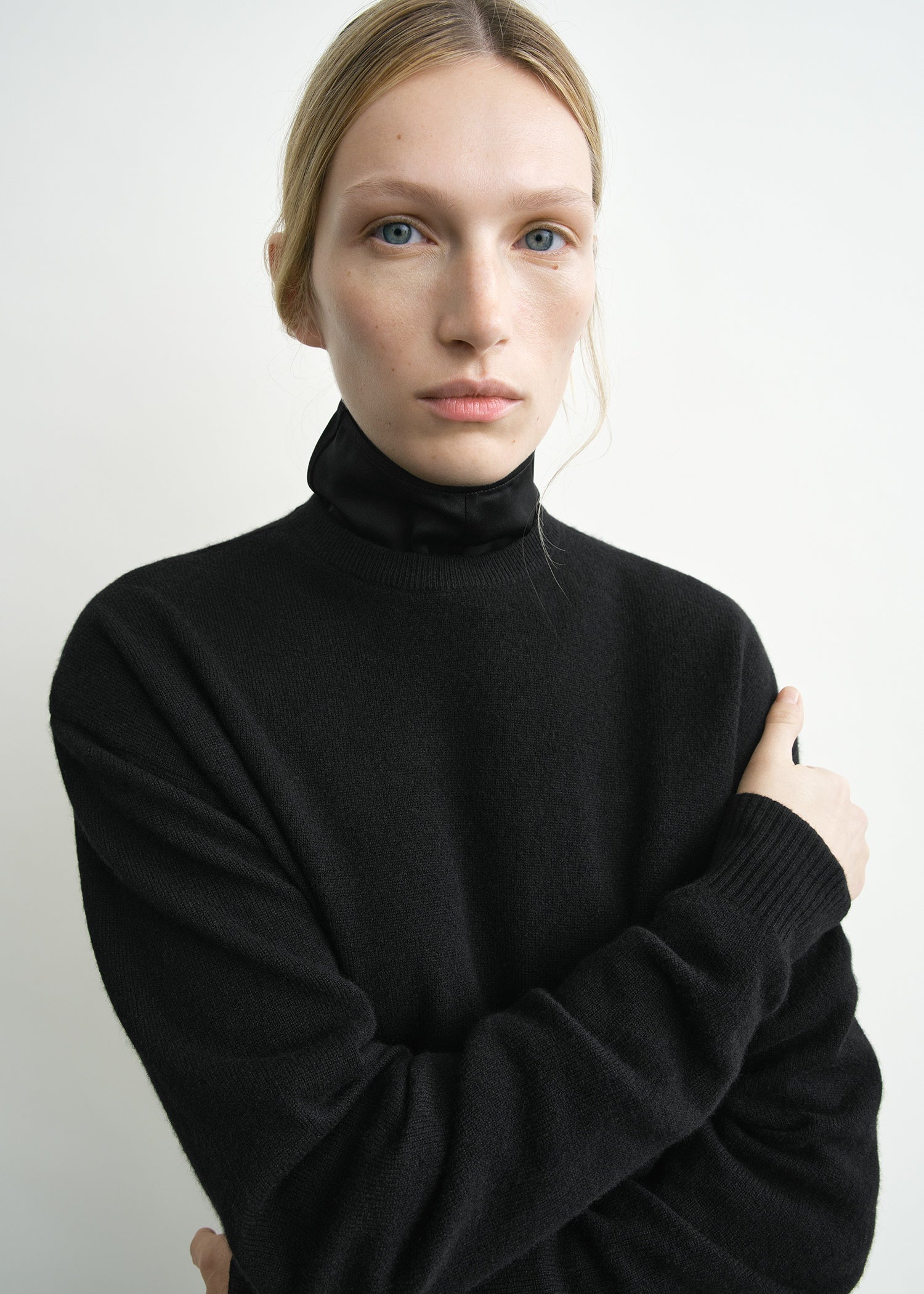 Classic cashmere crew knit black – TOTEME