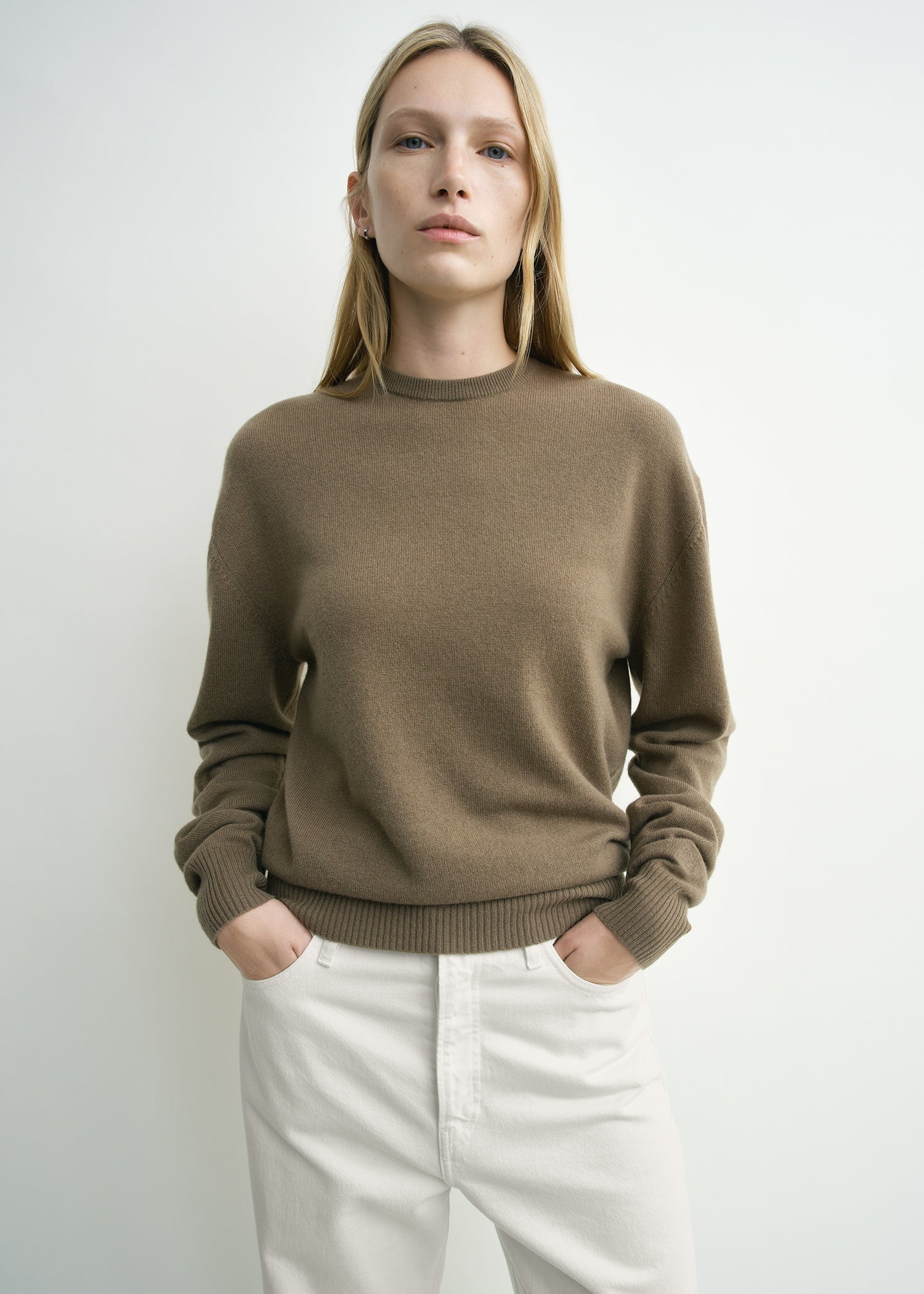 Classic cashmere crew knit hazel – TOTEME