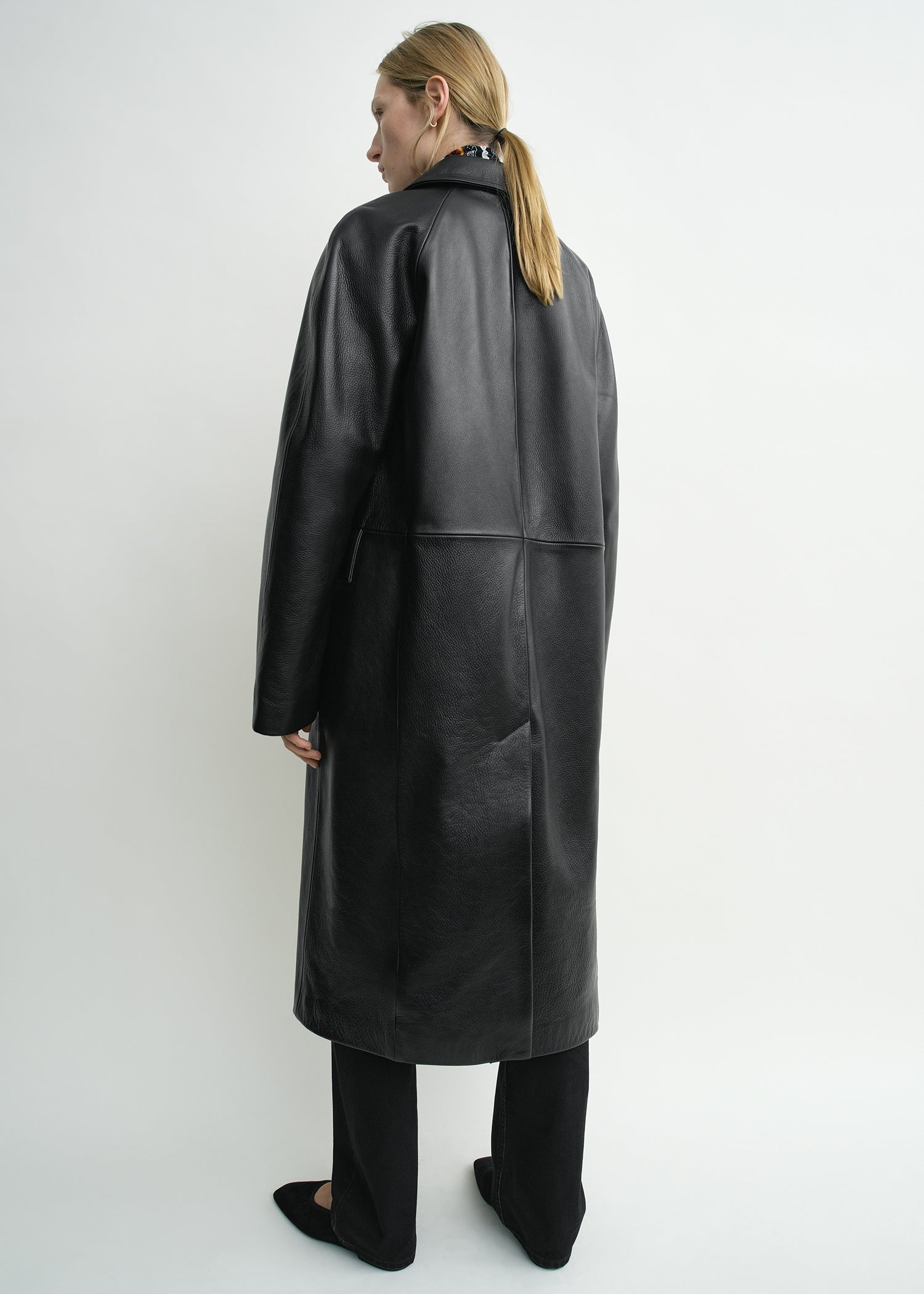 Raglan leather coat black – TOTEME