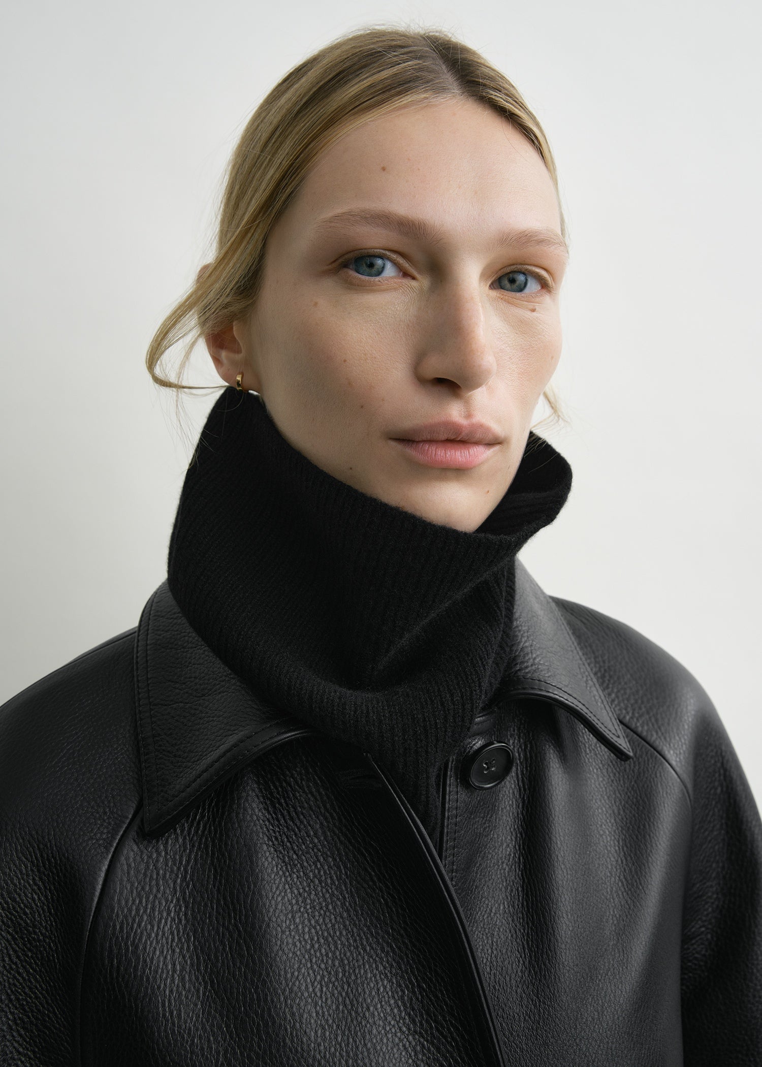 Cashmere neck warmer black – TOTEME