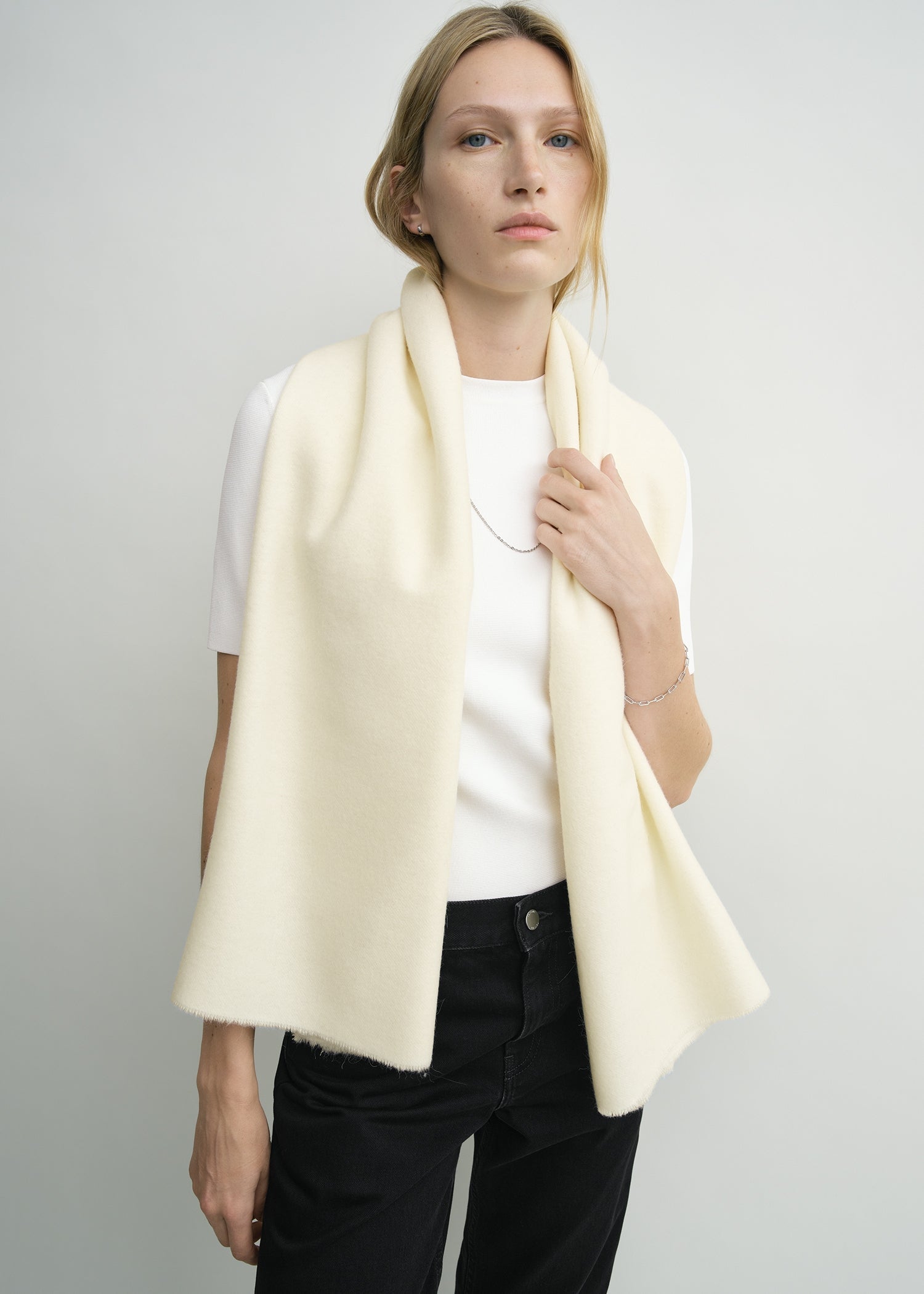 Classic winter scarf off-white