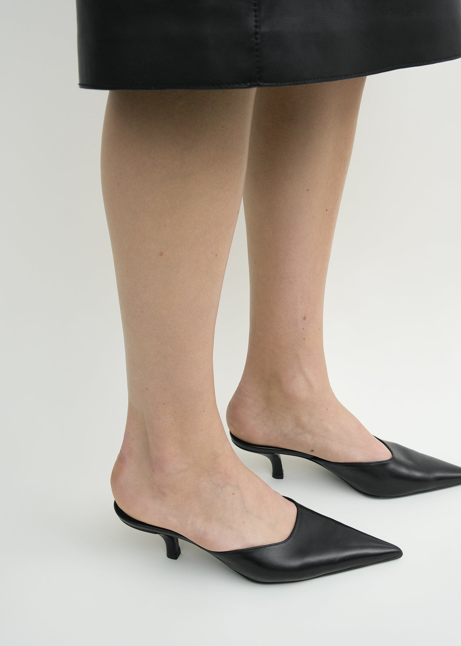 Sharp nappa mules black