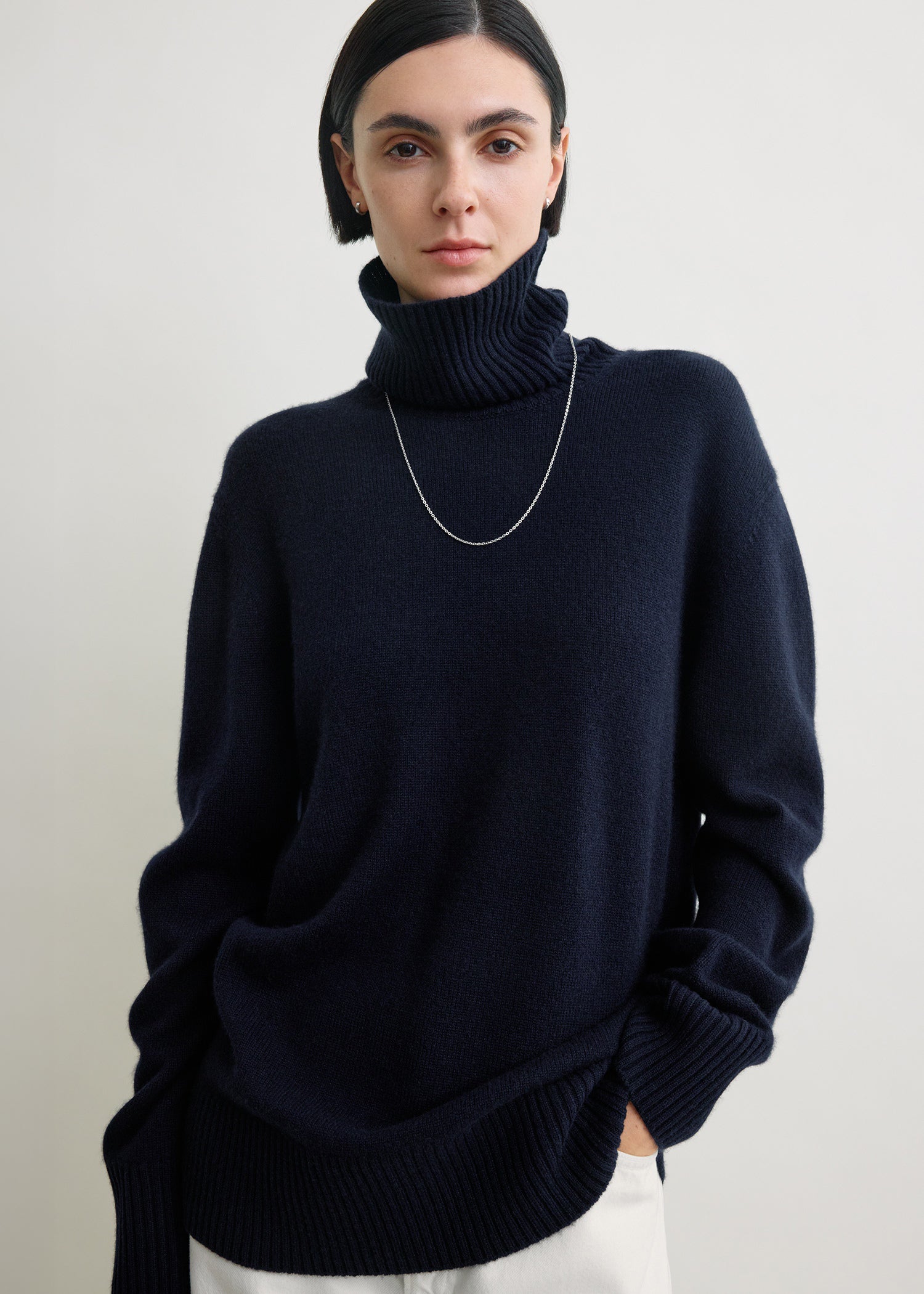 Cashmere turtleneck navy – TOTEME