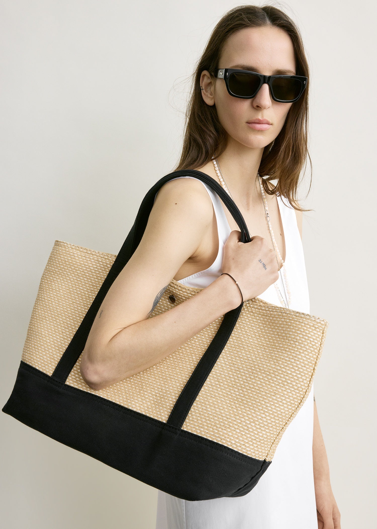 Woven beach tote black/ecru