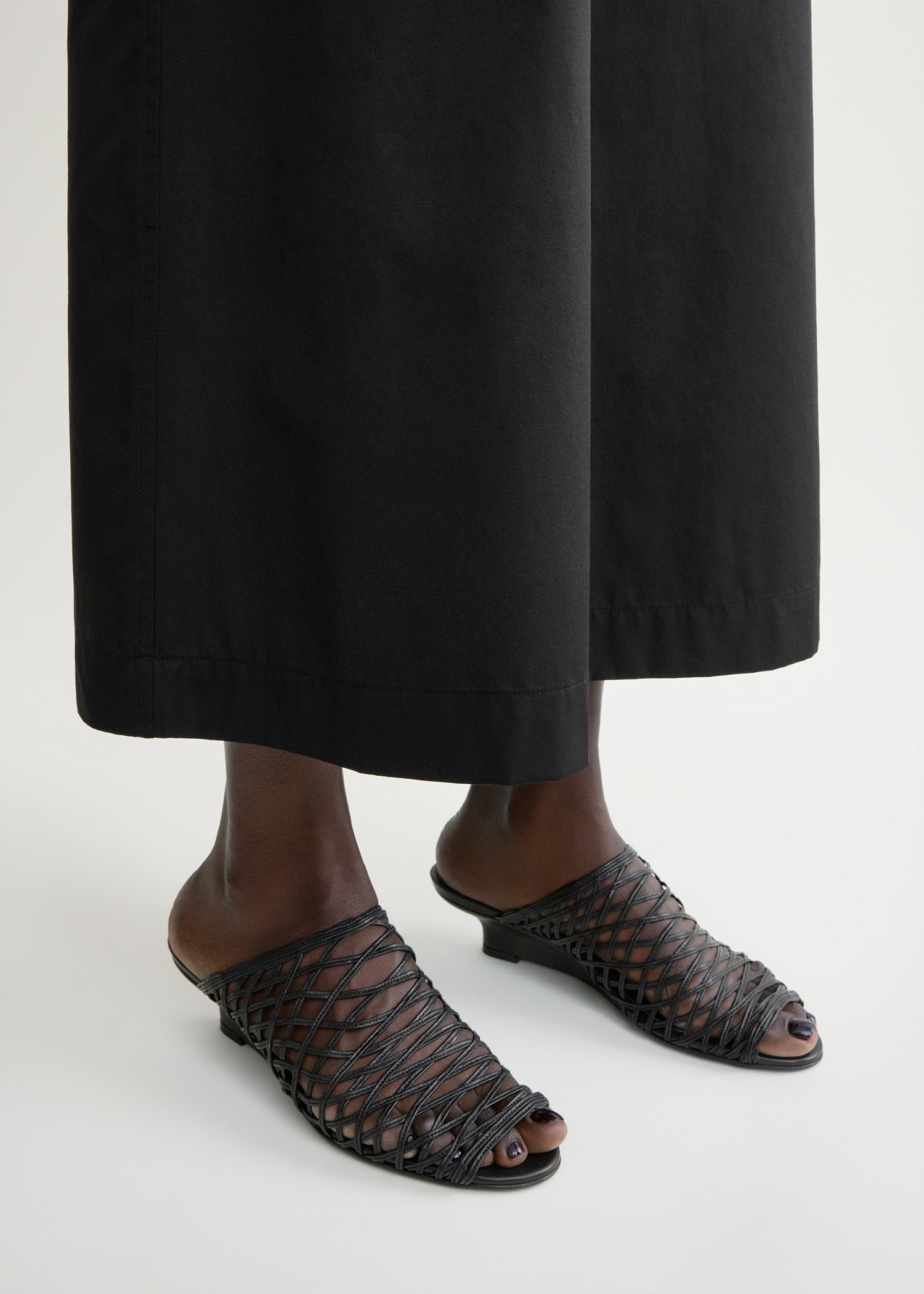 Summer woven mules black