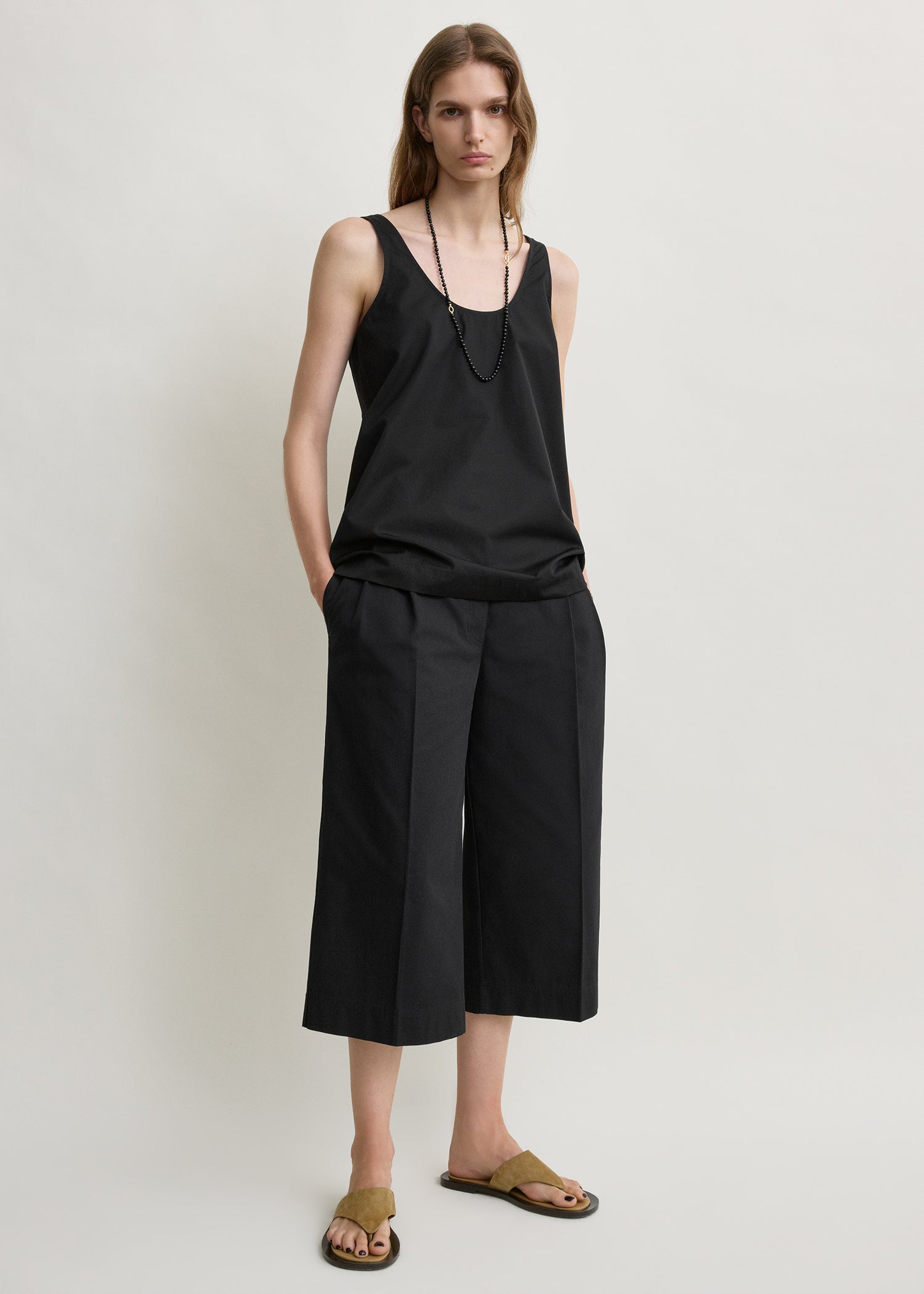 Cropped trousers black