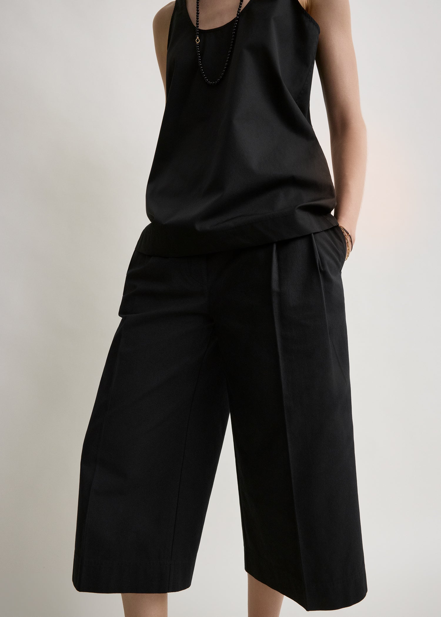 Cropped trousers black