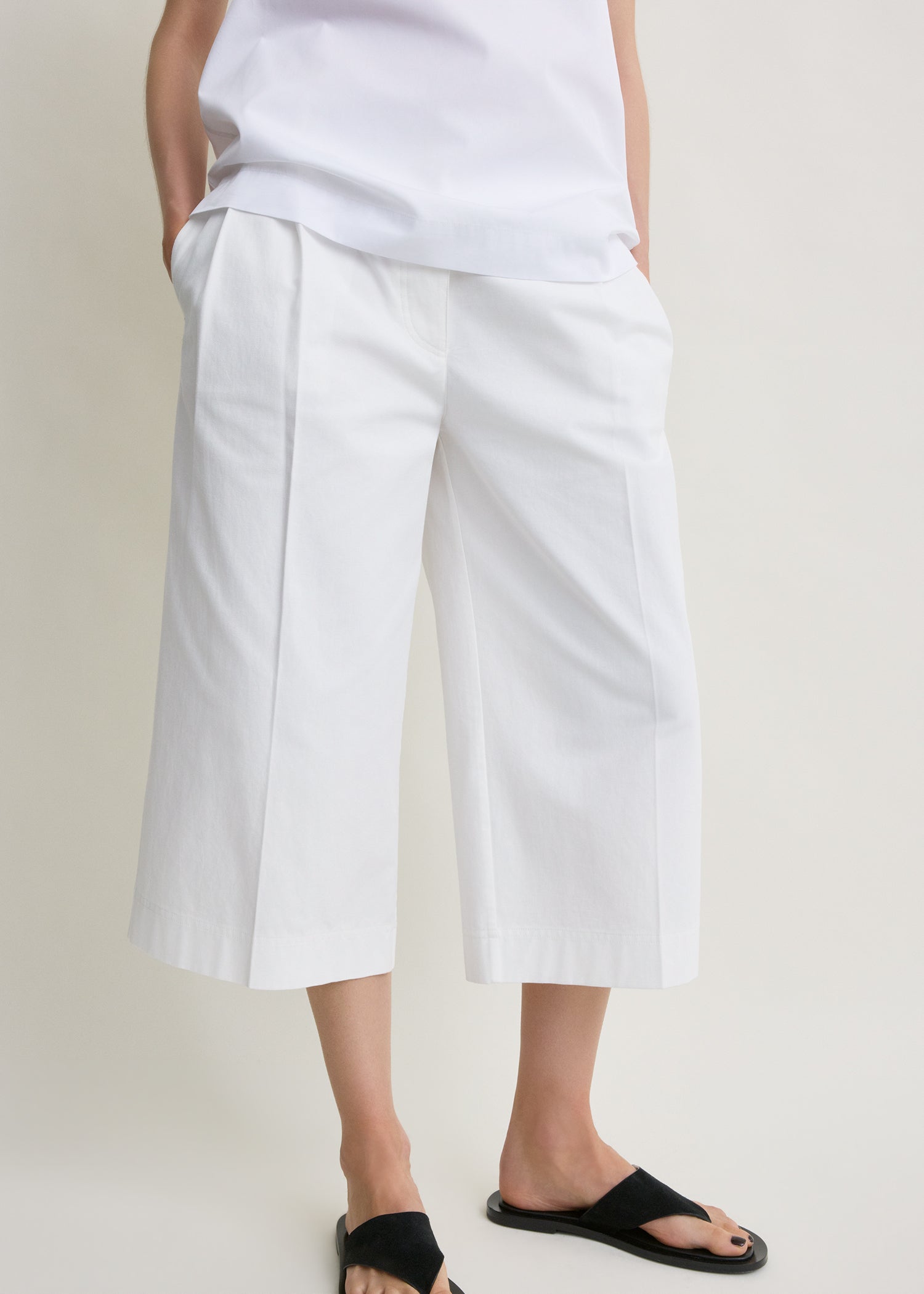 Cropped trousers white